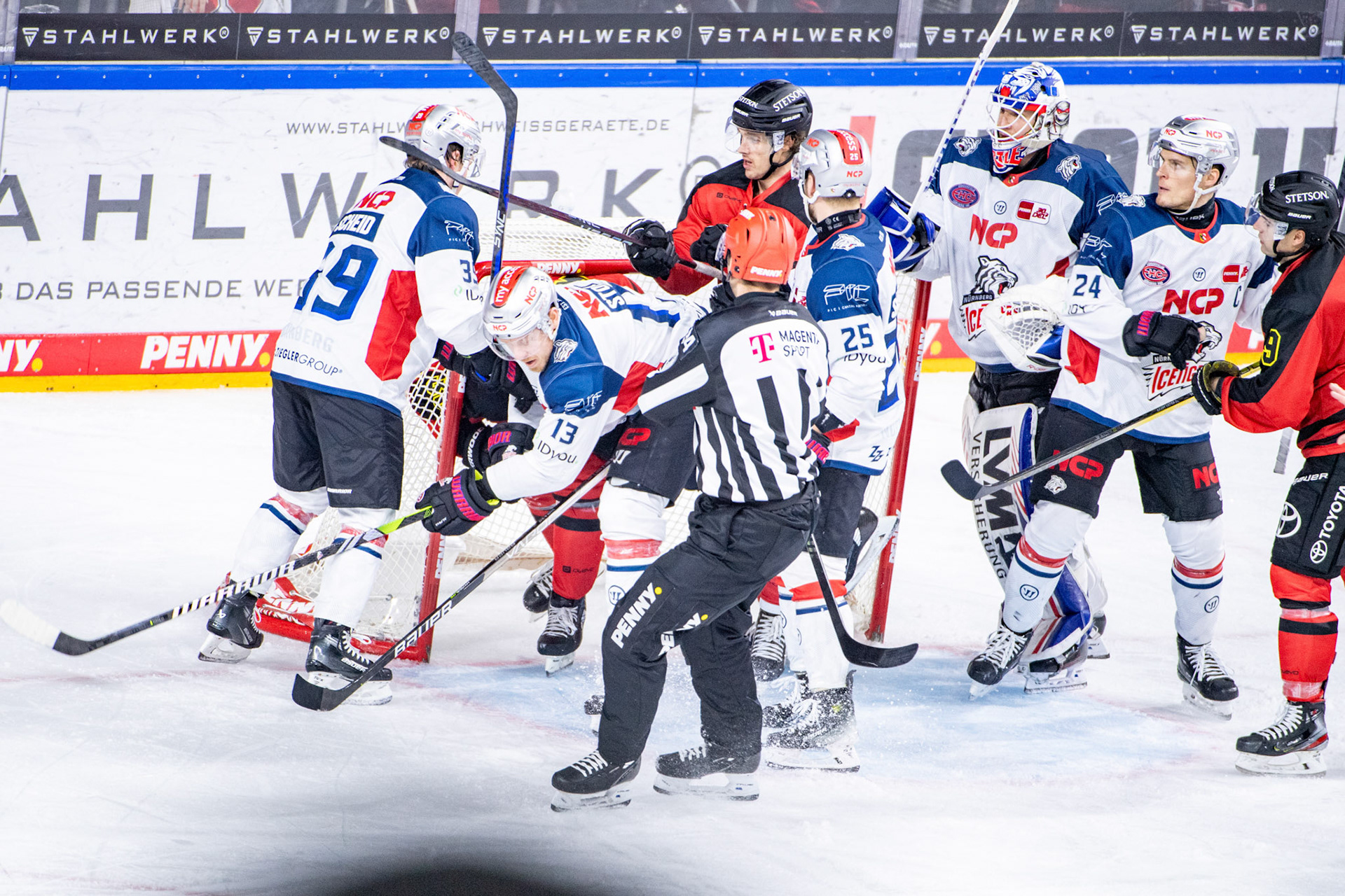 Koelner Haie eine Meinungsverschiedenheit; DEL Kölner Haie - Nürnberg Ice Tigers, 17.12.2023