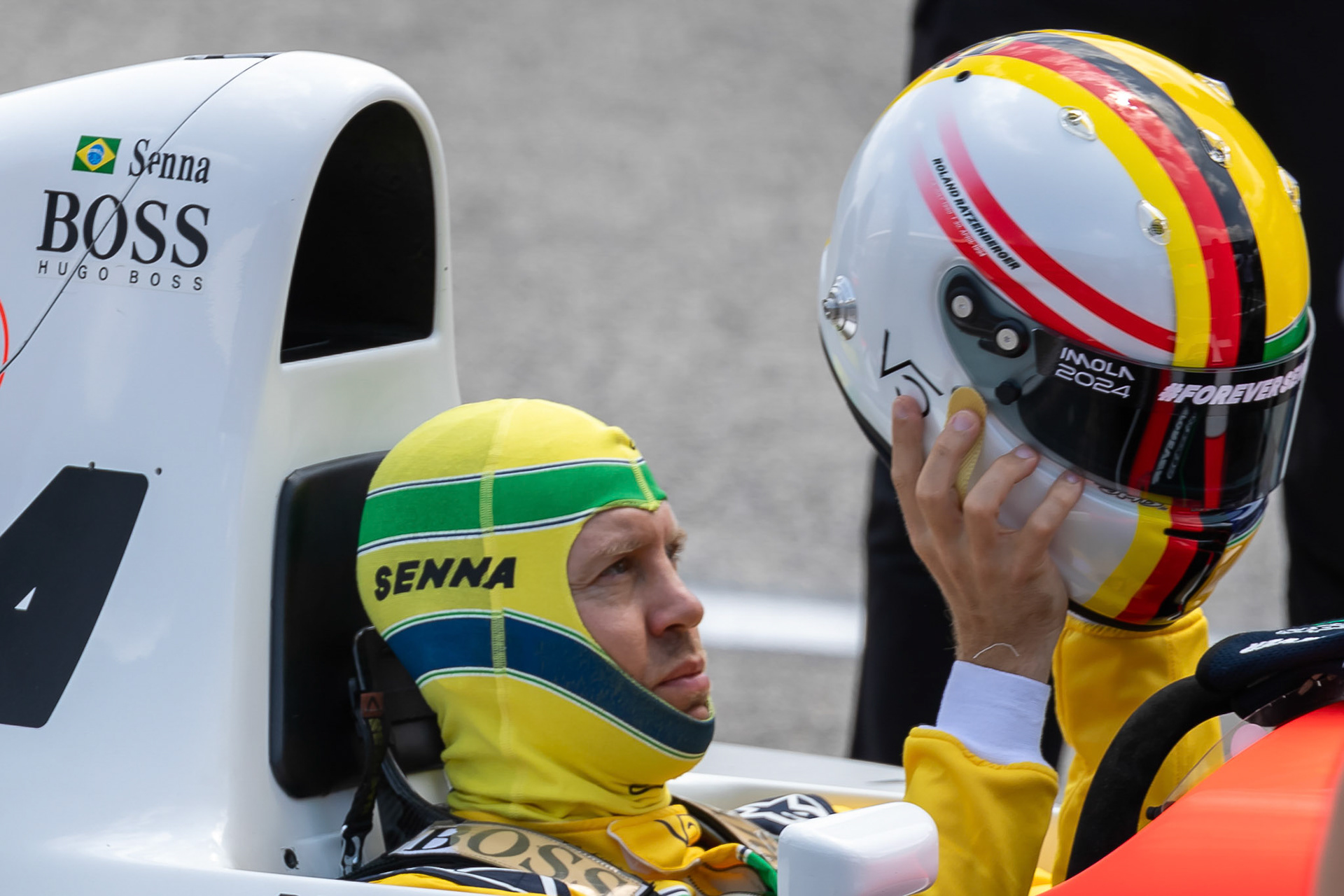 Sebastian Vettel in Ayrton Senna´s McLaren MP4/8 aus dem Jahr 1993; F1 GP Imola / Italien Sonntag, 19.05.2024
