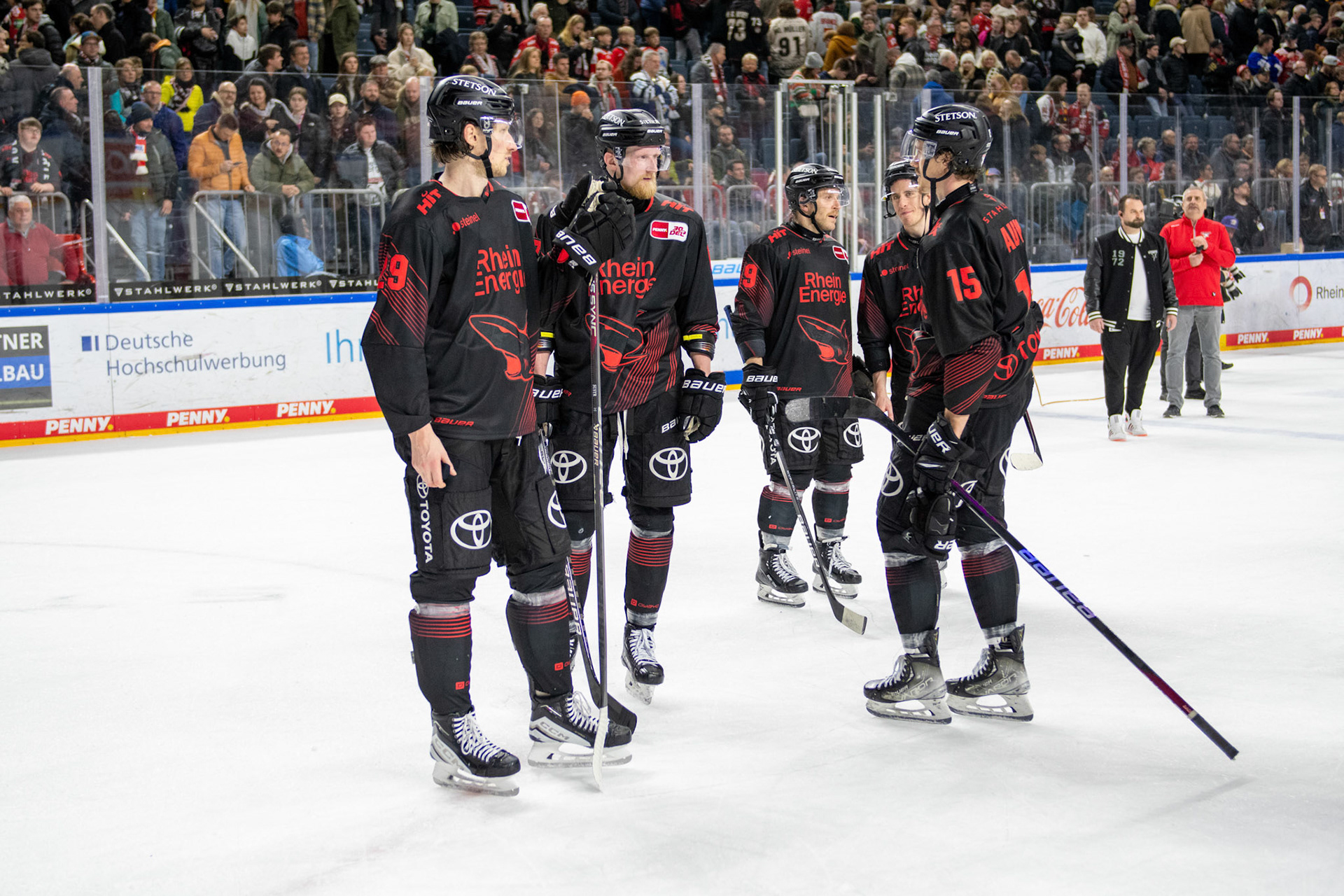 Enttäuschte Kölner Haie nach der heutigen Niederlage. Andrej Sustr, Stanislav Dietz Louis Marc Aubry; DEL Kölner Haie - Iserlohn Roosters, 02.01.2024