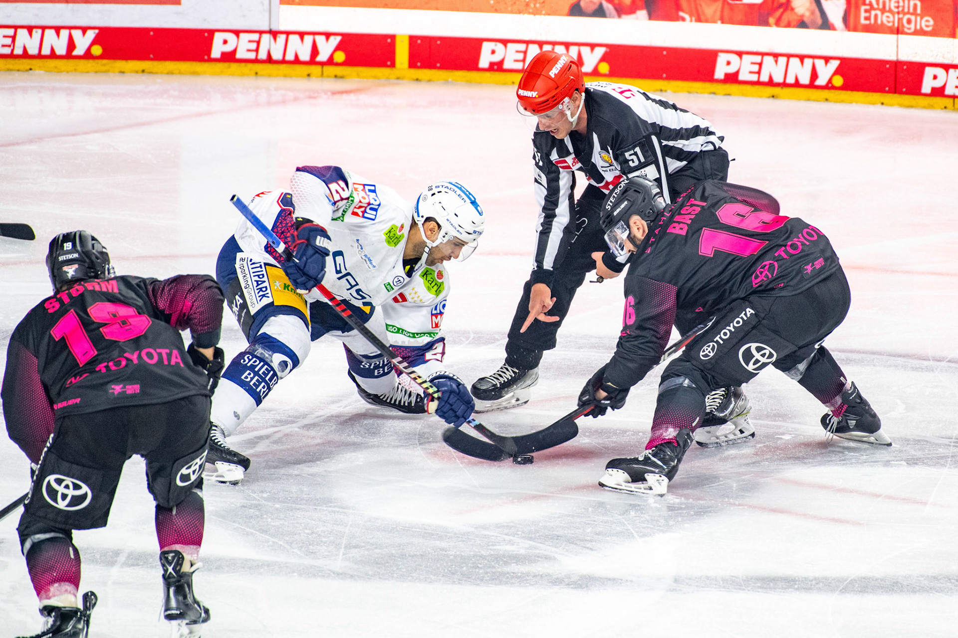 Jason Bast, Patrice Cormier; DEL Kölner Haie - Eisbaeren Berlin, 06.10.2023