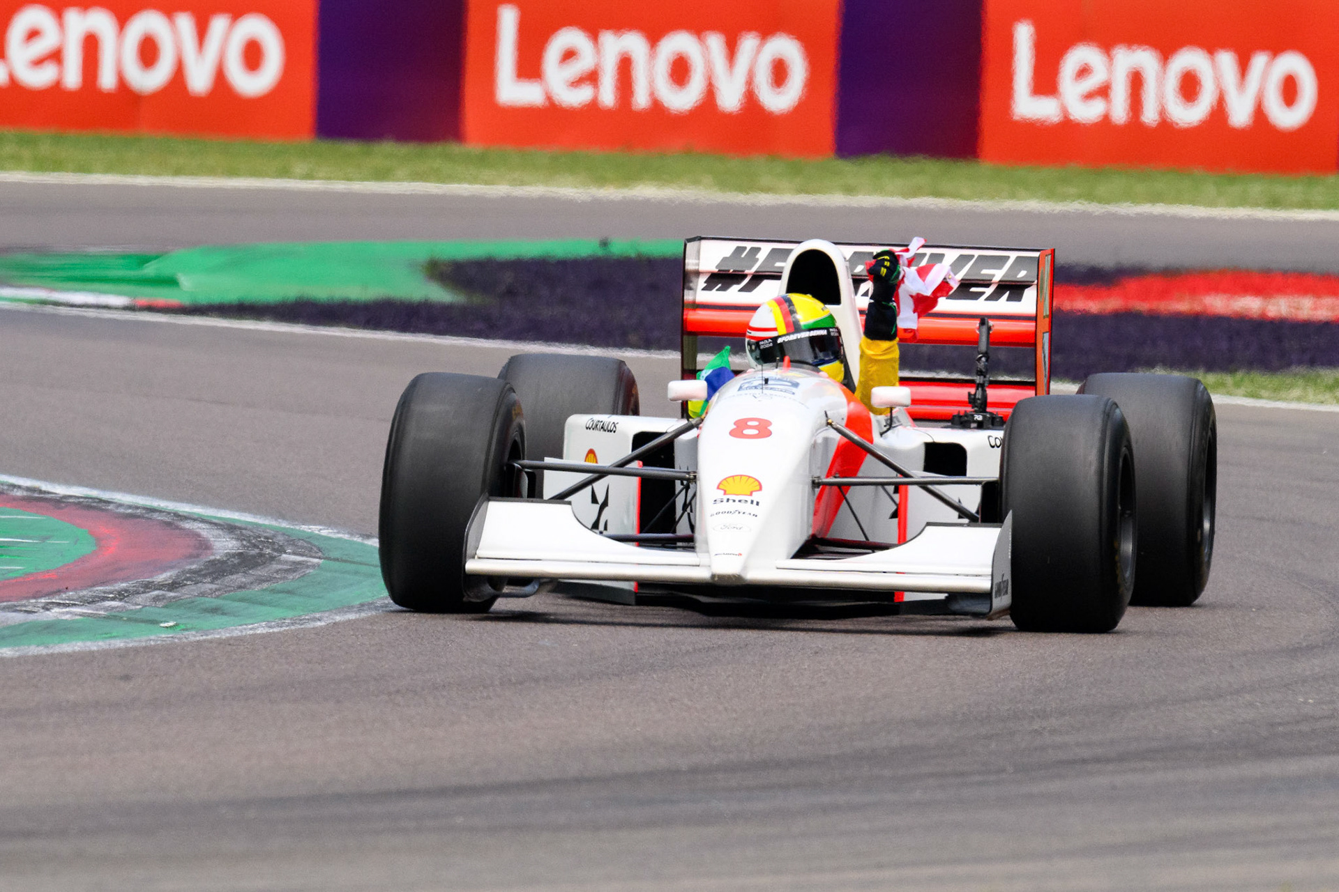 Sebastian Vettel in Ayrton Sennas McLaren MP4/8 aus dem Jahr 1993; F1 GP Imola / Italien Sonntag, 19.05.2024