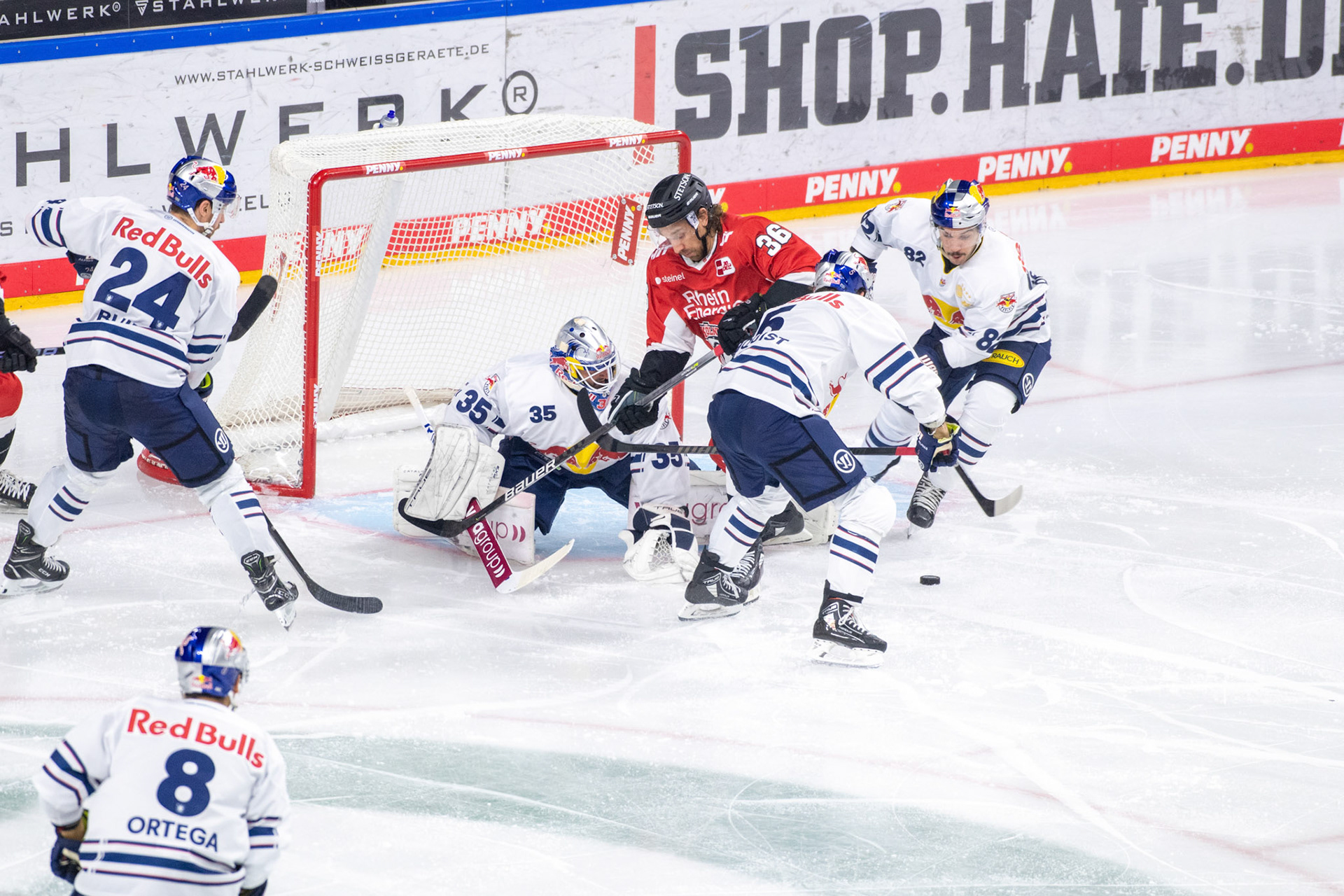 Andreas Thuresson beim Torschuss; DEL Kölner Haie - EHC Red Bull München, 27.10.2023