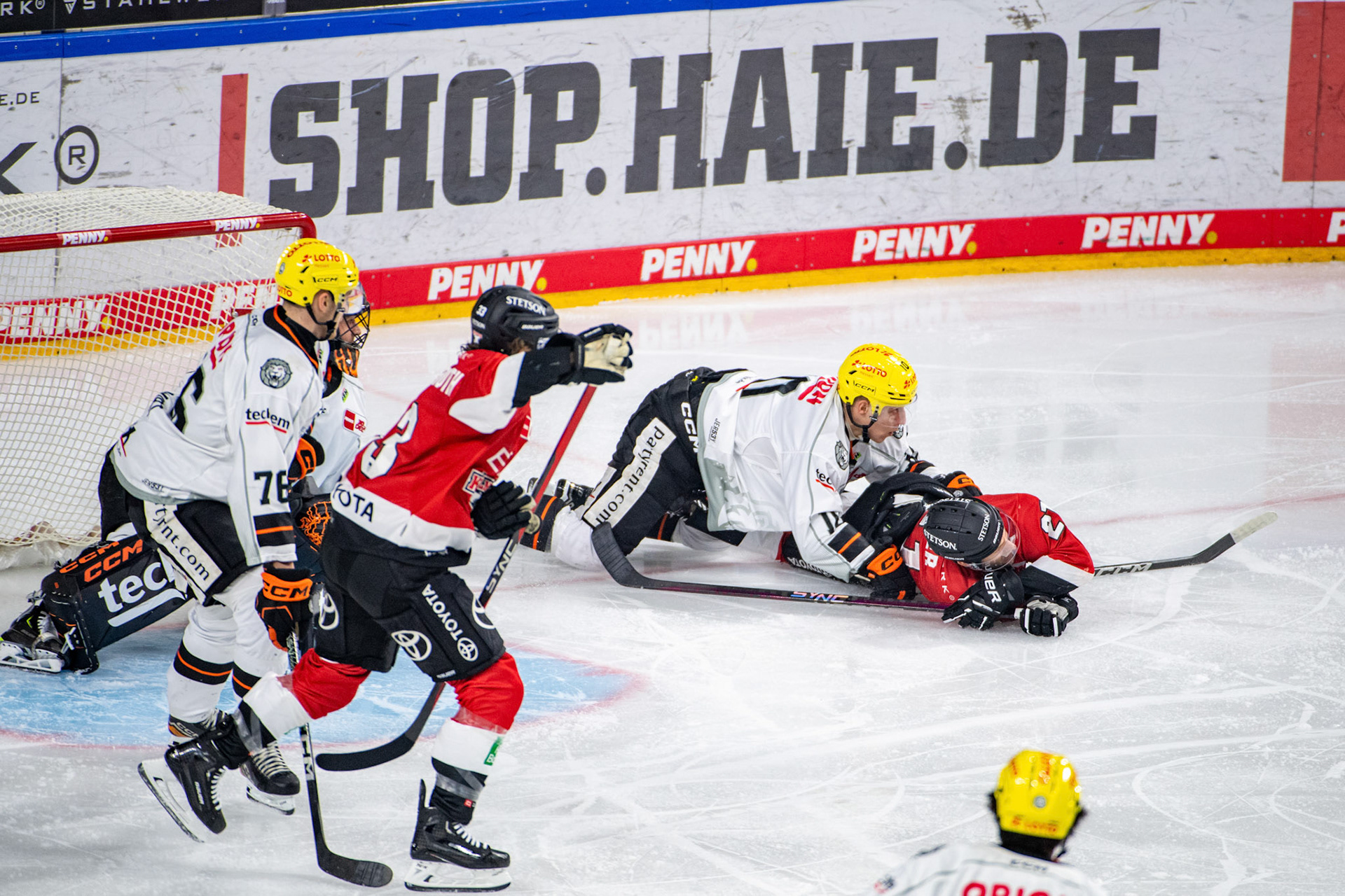 Marc Olver und Simon Gnyp gehen zu Boden. ; DEL Kölner Haie - Frankfurter Löwen, 16.02.2024