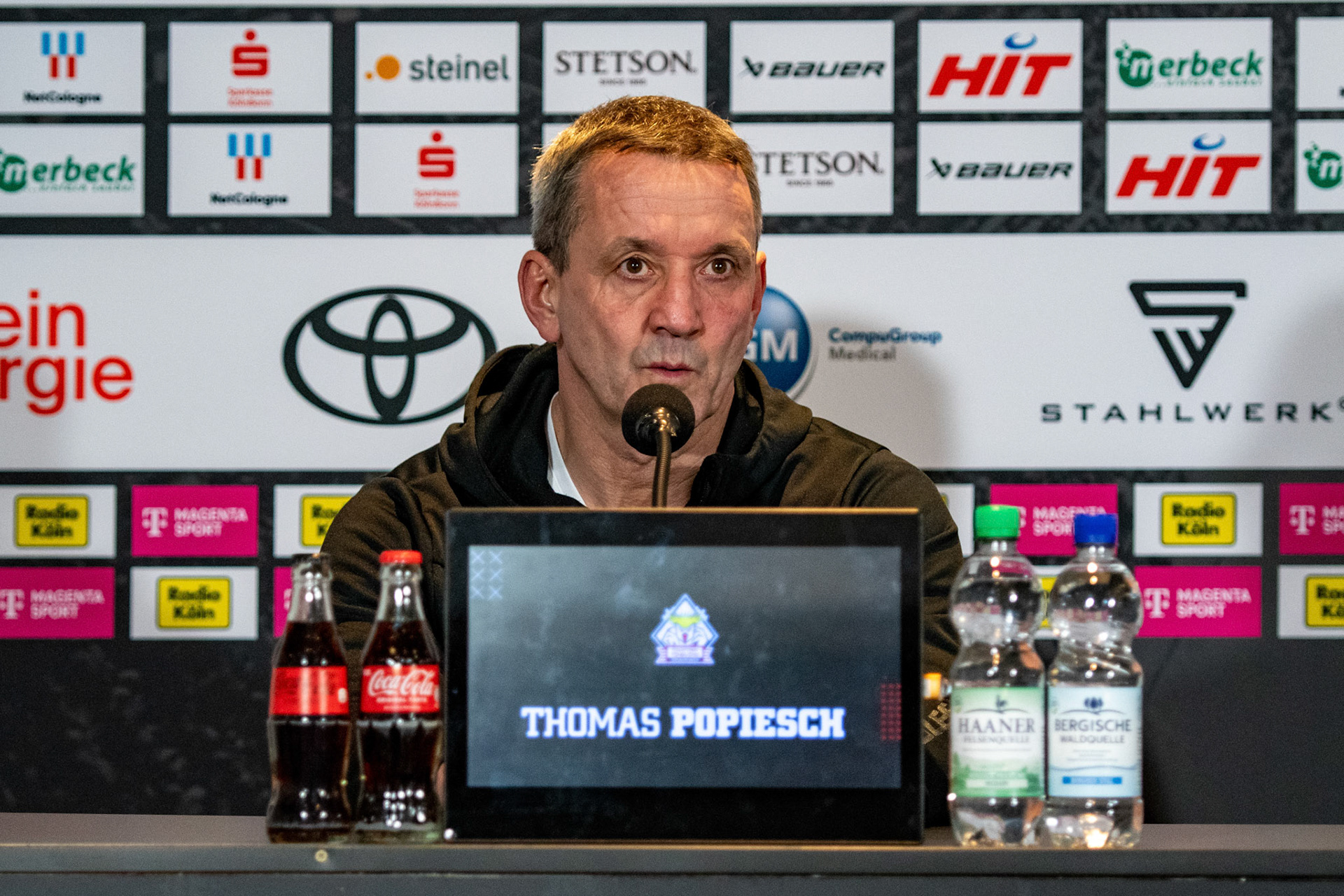 Thomas Popiesch in der Pressekonferenz; DEL Kölner Haie - Fishtown Pinguins Bremerhaven, 30.01.2024