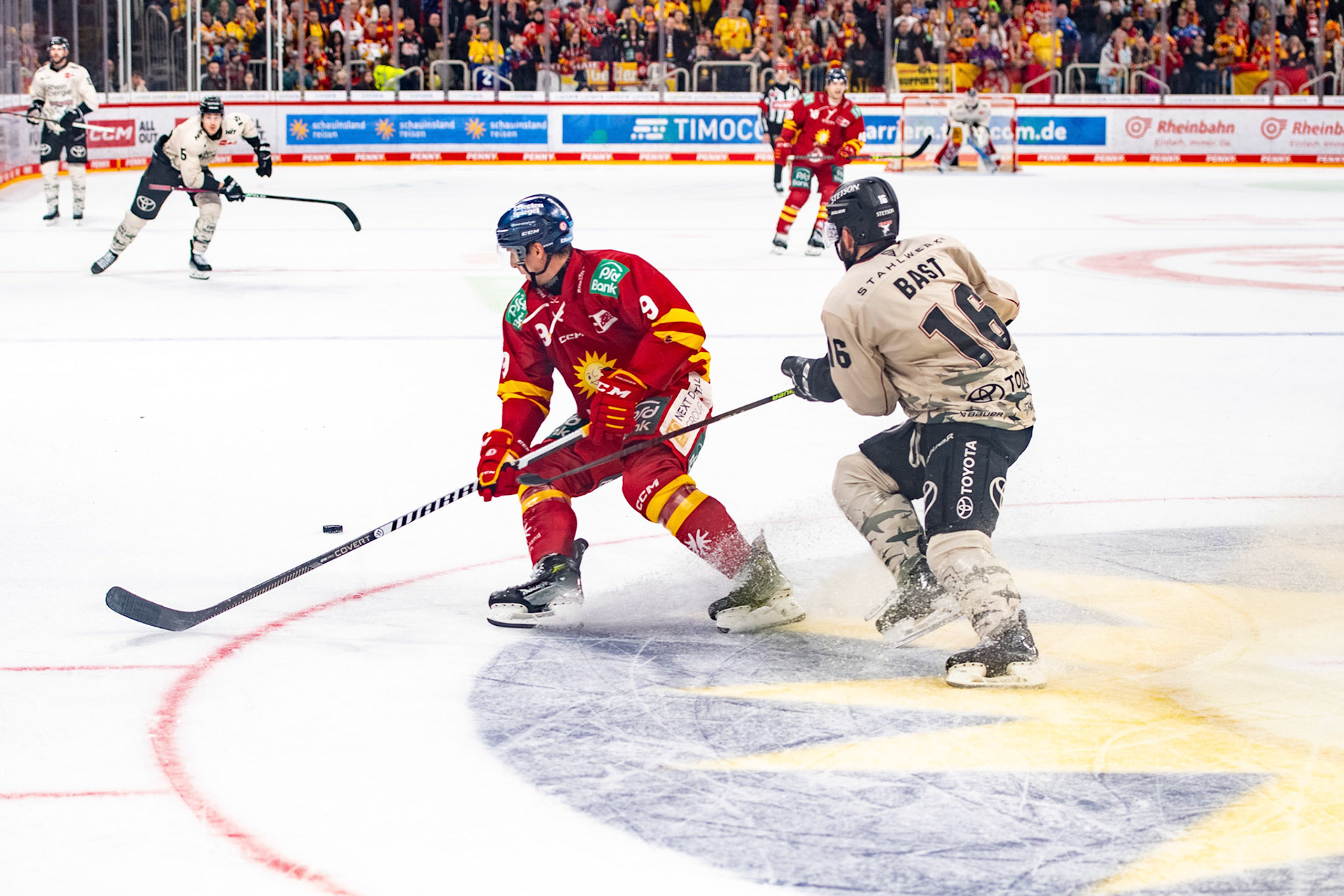 Jason Bast im Zweikampf mit Adam Payerl; DEL Düsseldorfer EG - Kölner Haie, 25.02.2024