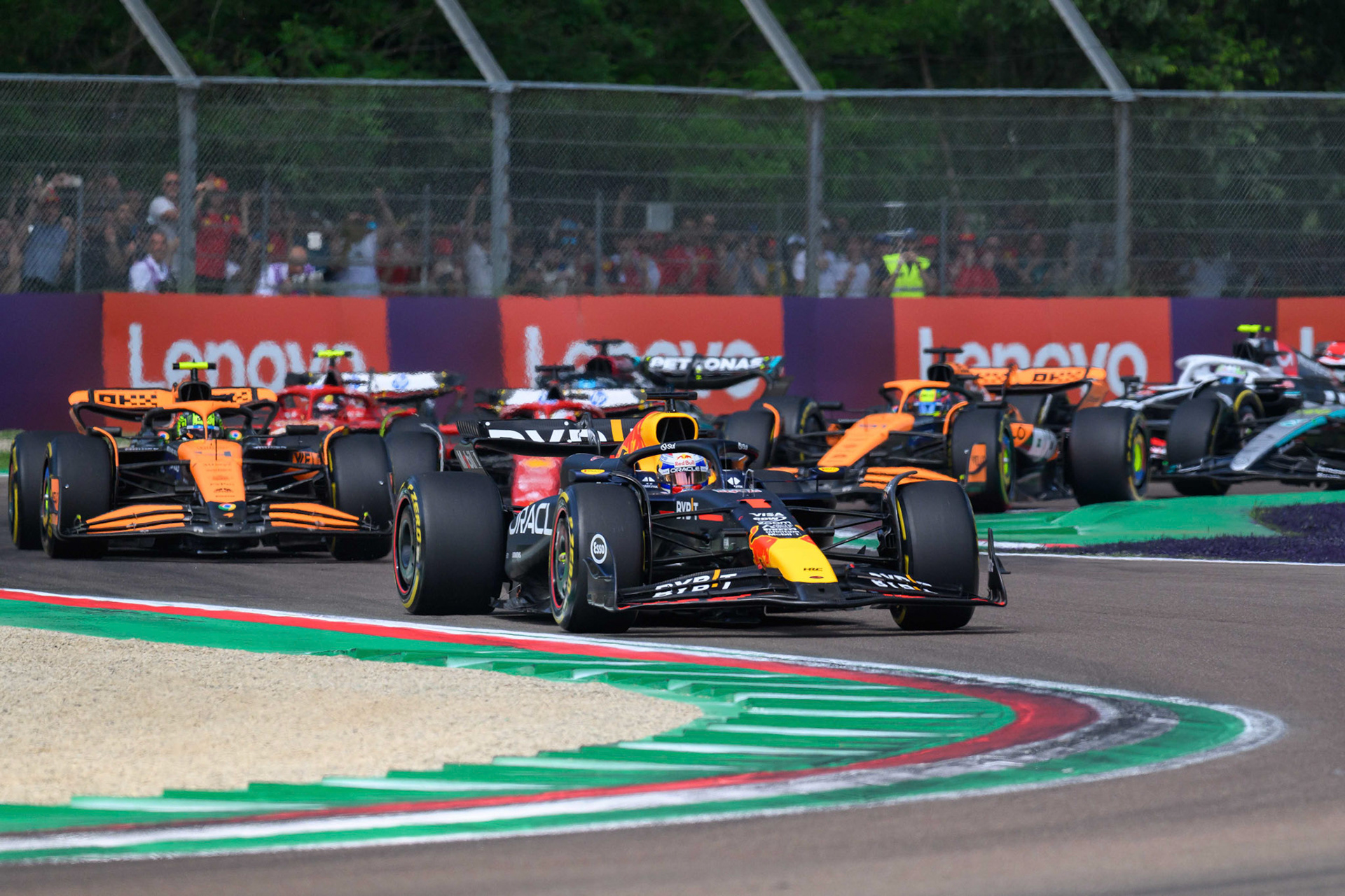 Max Verstappen #1, Oracle Red Bull Racing und Lando Norris #4, McLaren Formula 1 Team. Rennstart; F1 GP Imola / Italien Sonntag, 19.05.2024