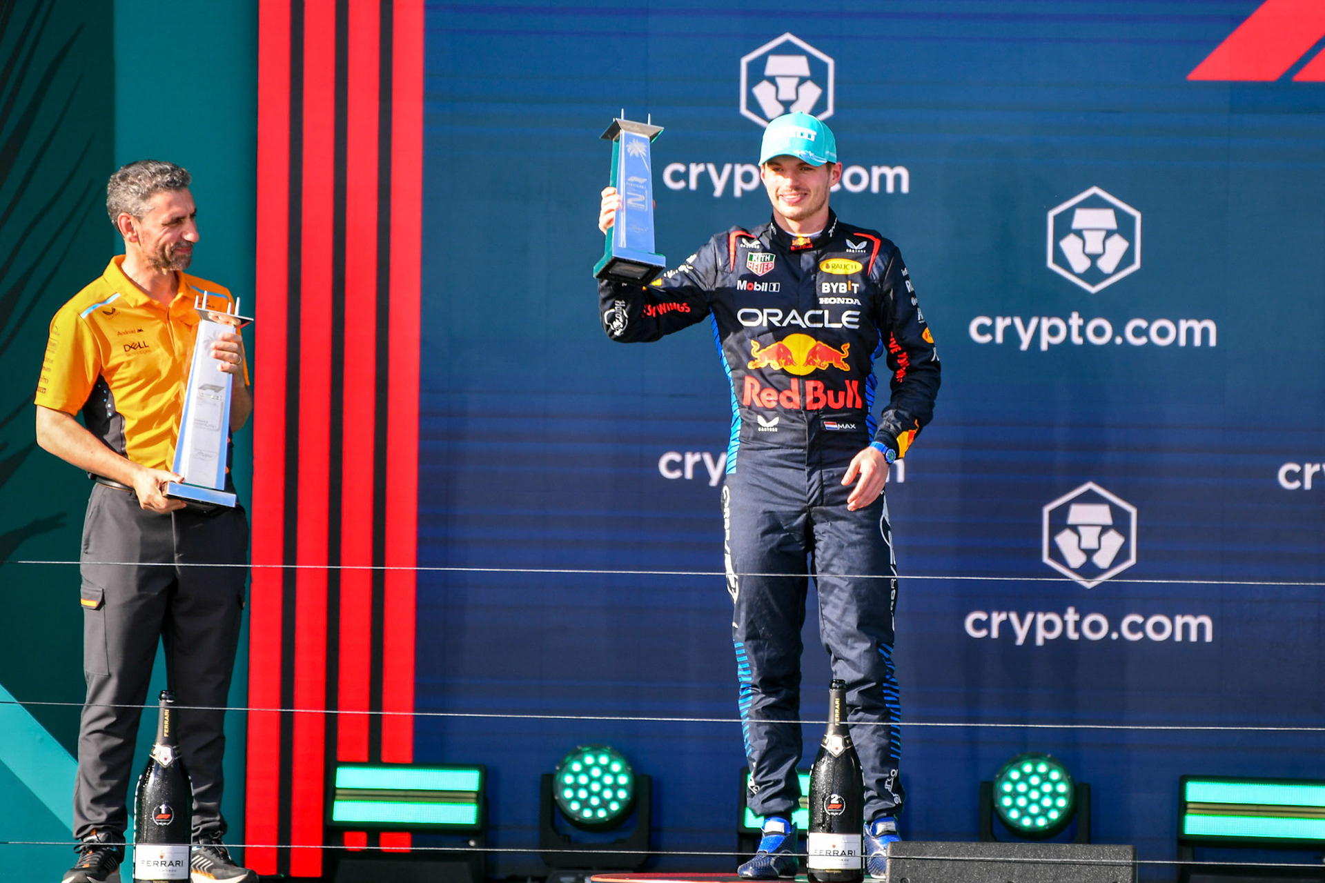 Max Verstappen #1, Oracle Red Bull Racing auf dem Podium und Andrea Stella, McLaren Formula 1 Team; Formel 1 GP Miami / USA. 05.05.2024