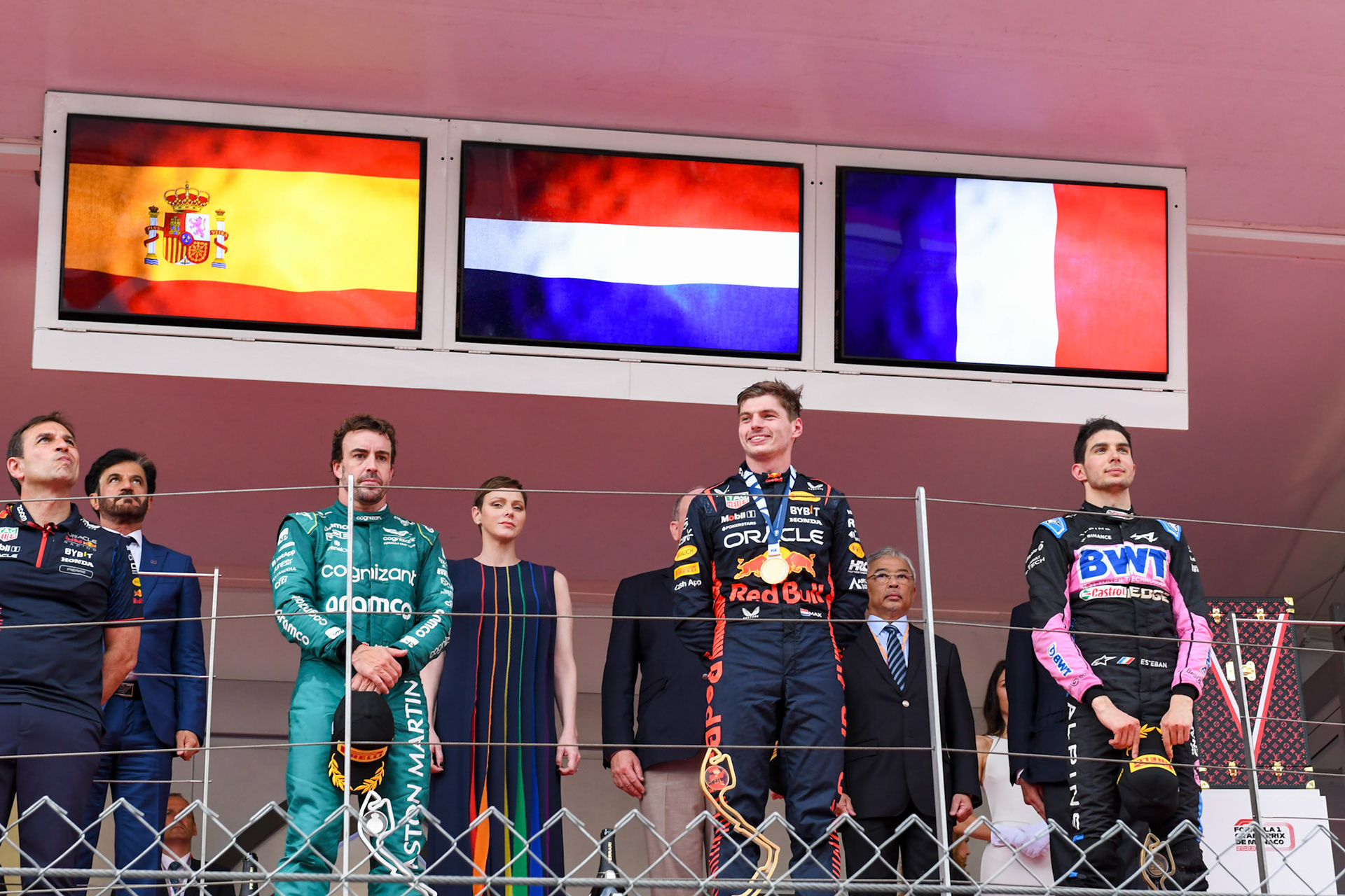 Max Verstappen (NED) Red Bull Racing, Fernando Alonso und Esteban Ocon auf dem Podium; Formel 1 GP Monaco. Sonntag 28.05.2023