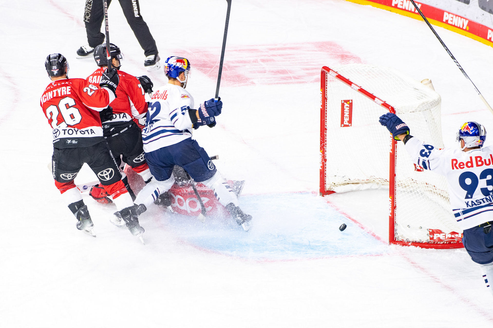 Patrick Hager beim Torschuss; DEL Kölner Haie - EHC Red Bull München, 27.10.2023