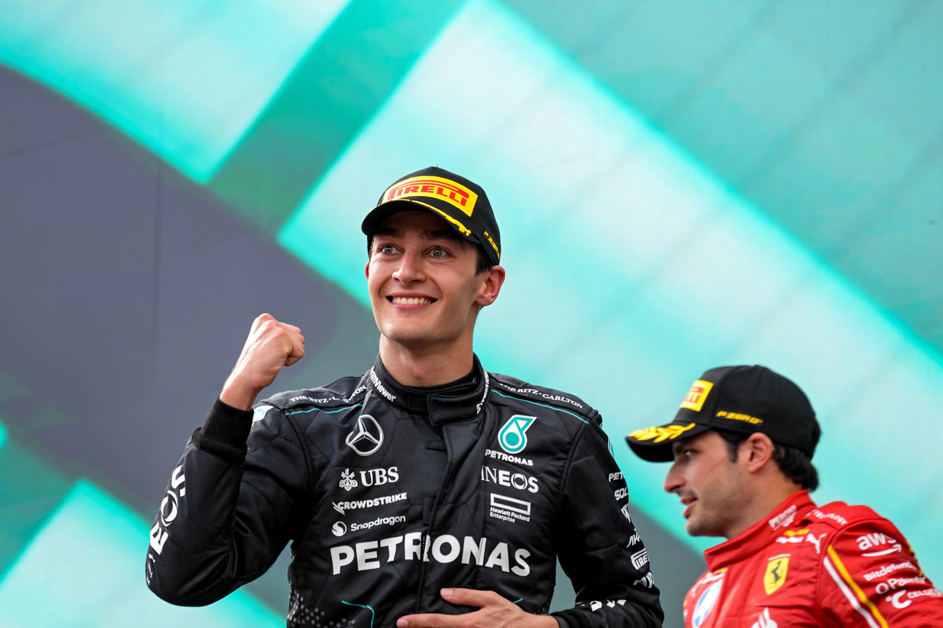 George Russell #63, Mercedes-AMG Petronas F1 Team und Carlos Sainz #55, Scuderia Ferrari auf dem Podium.;Formel 1 GP Austria / Österreich. Sonntag, 30.06.2024