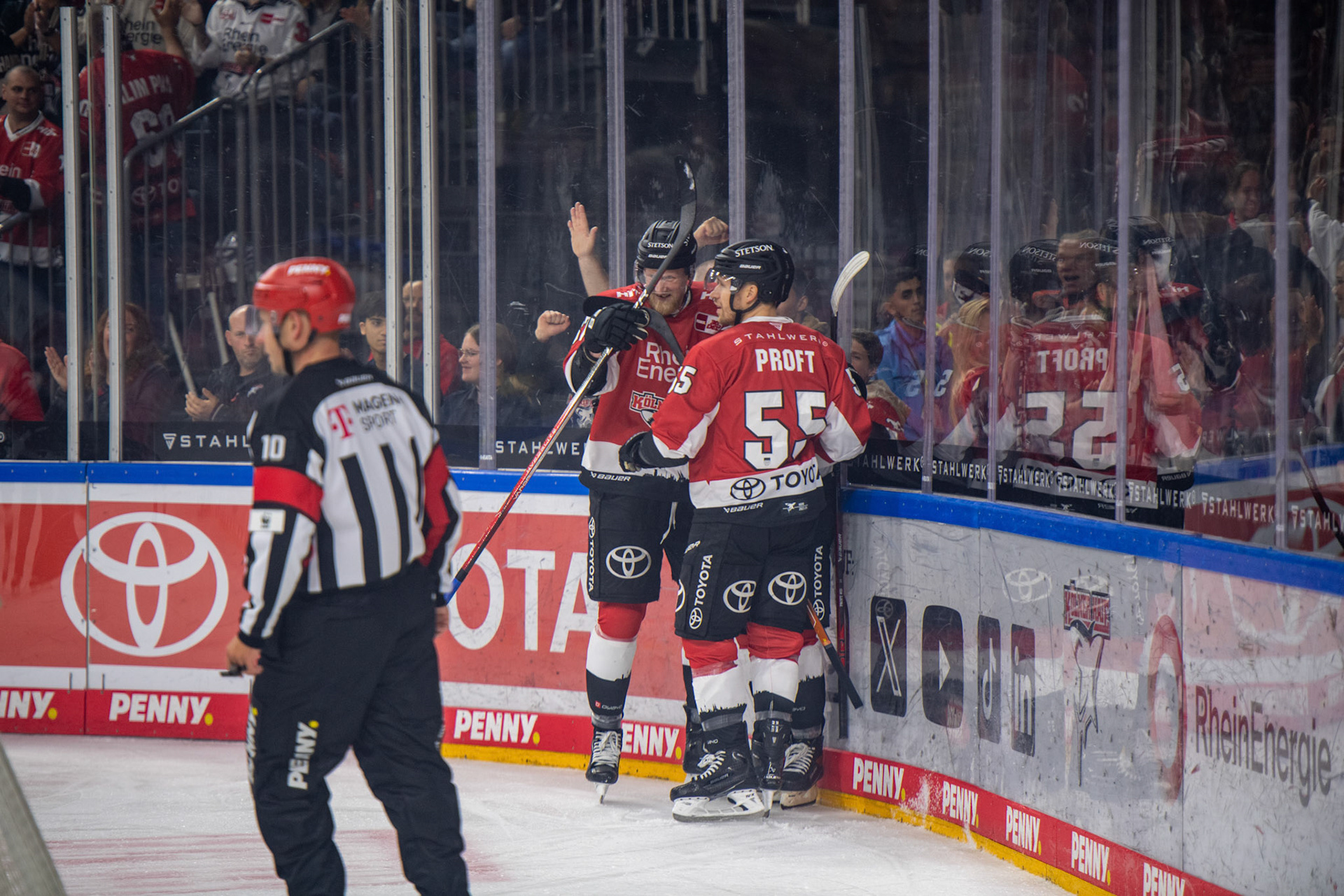 Koelner Haie im Torjubel; DEL Kölner Haie - Augsburger Panther, 03.10.2023