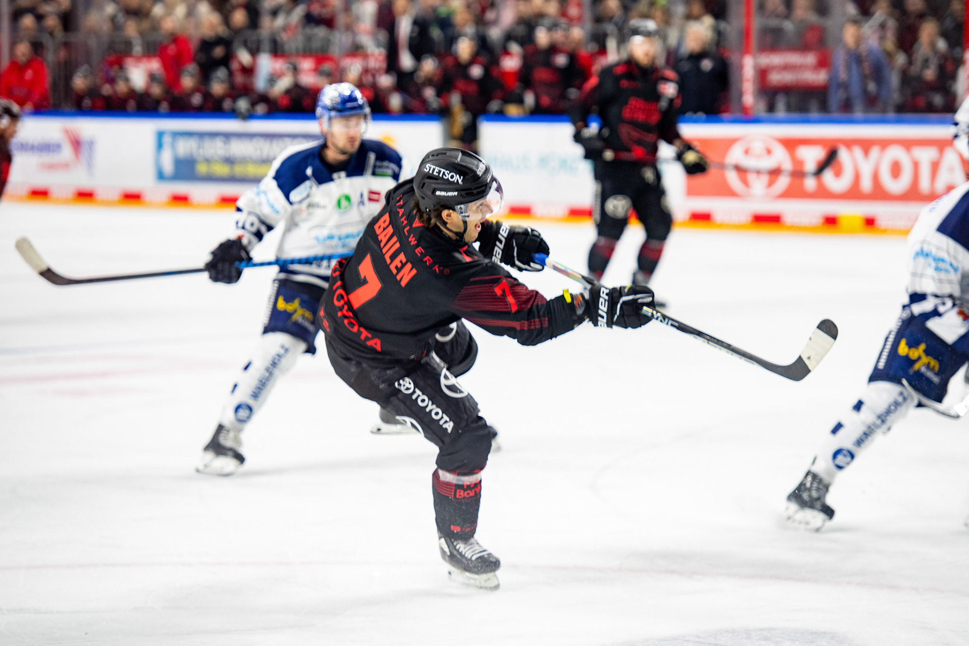 Nicholas Bailen beim Torschuss; DEL Kölner Haie - Iserlohn Roosters, 13.02.2024