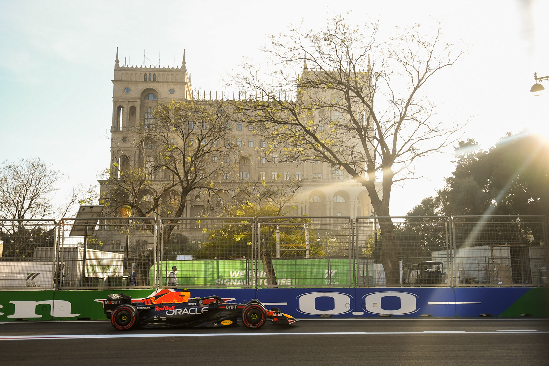 Sergio Perez (MEX) Red Bull Racing; Formel 1 GP Baku Azerbaijan. Freitag 28.04.2023
