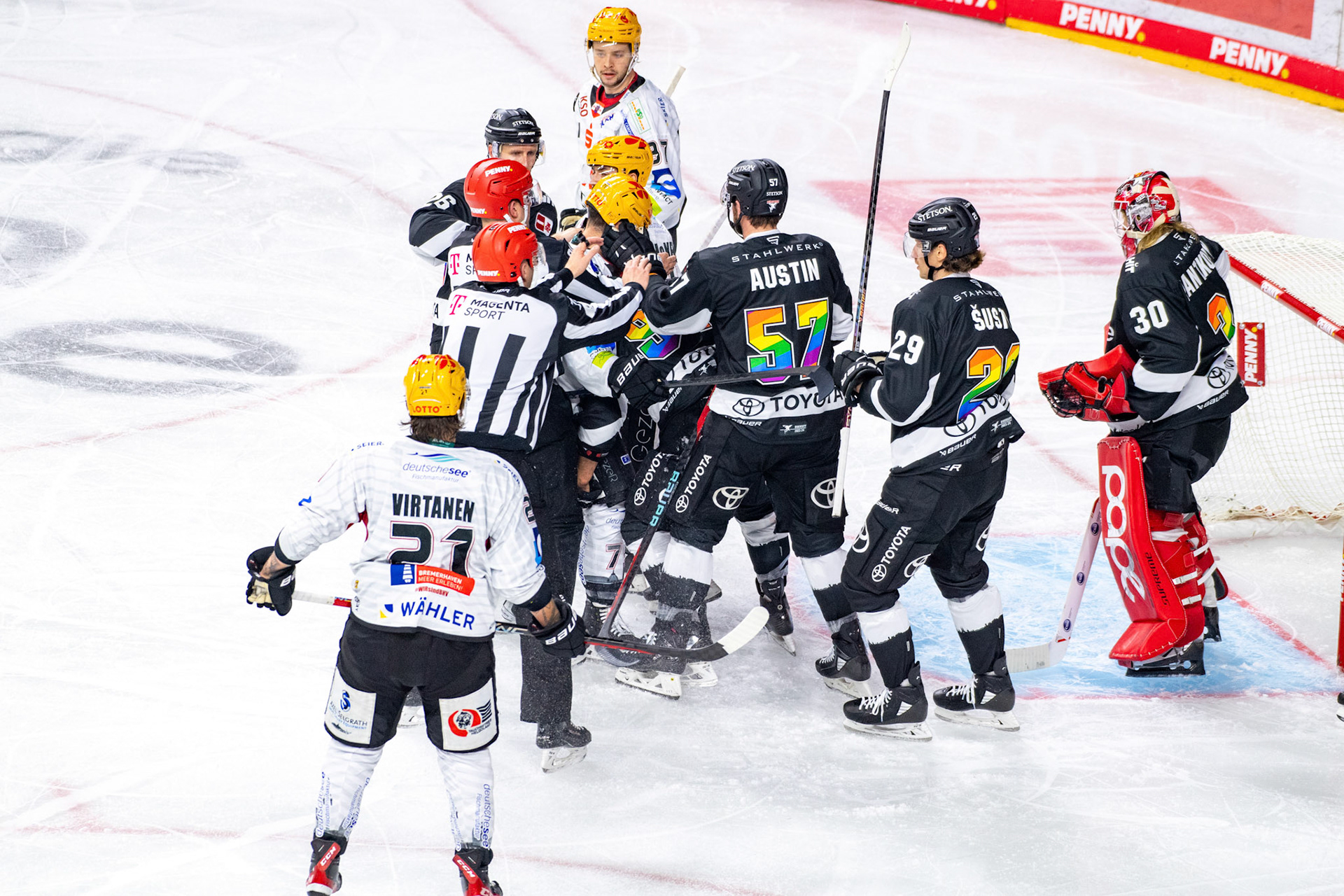 Brady Austin; DEL Kölner Haie - Bremerhaven Fischtown Pinguins, 01.11.2023