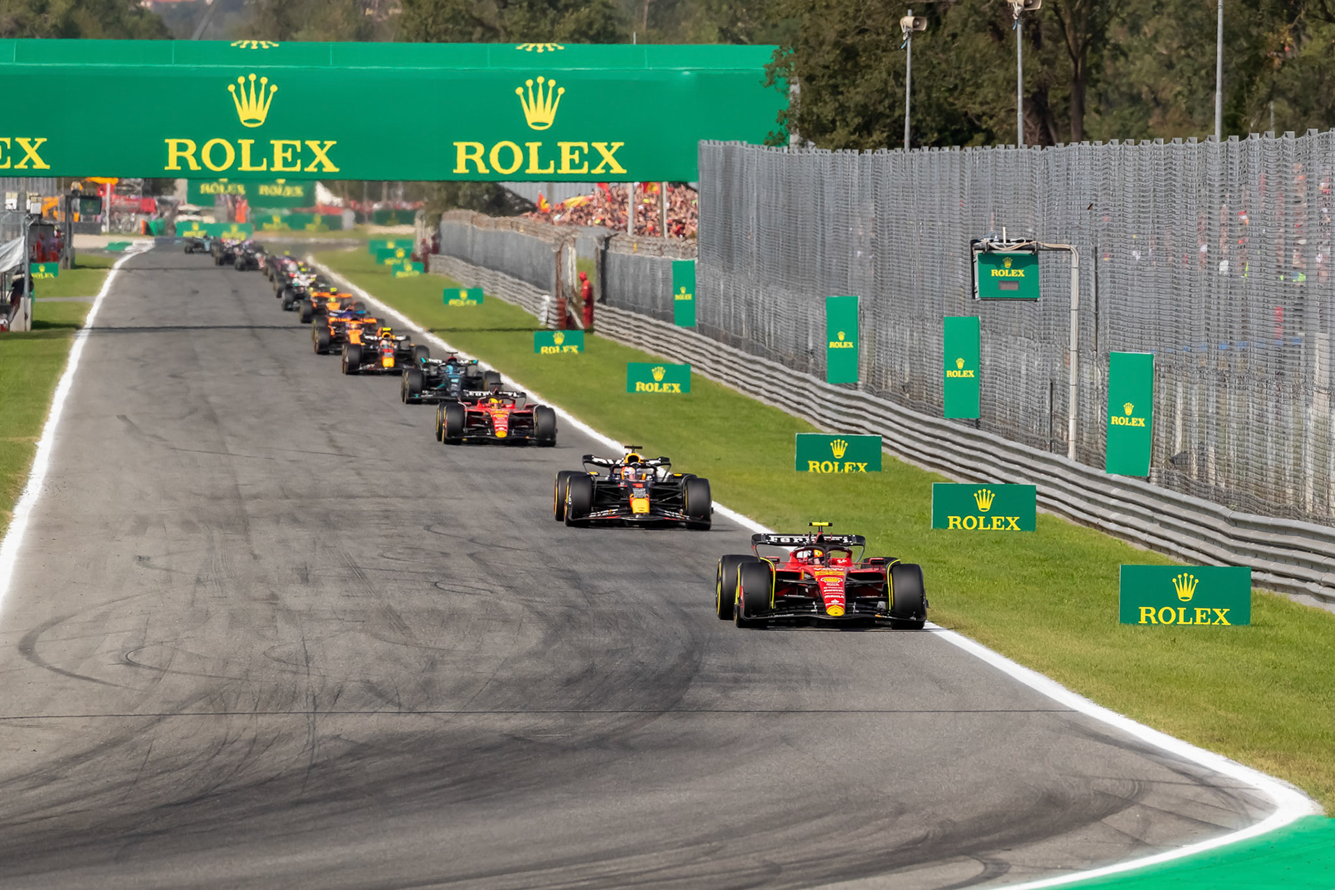 Rennstart, Carlos Sainz fuehrt das Renenn an; Formel 1 GP Italien / Monza. Sonntag, 03.09.2023