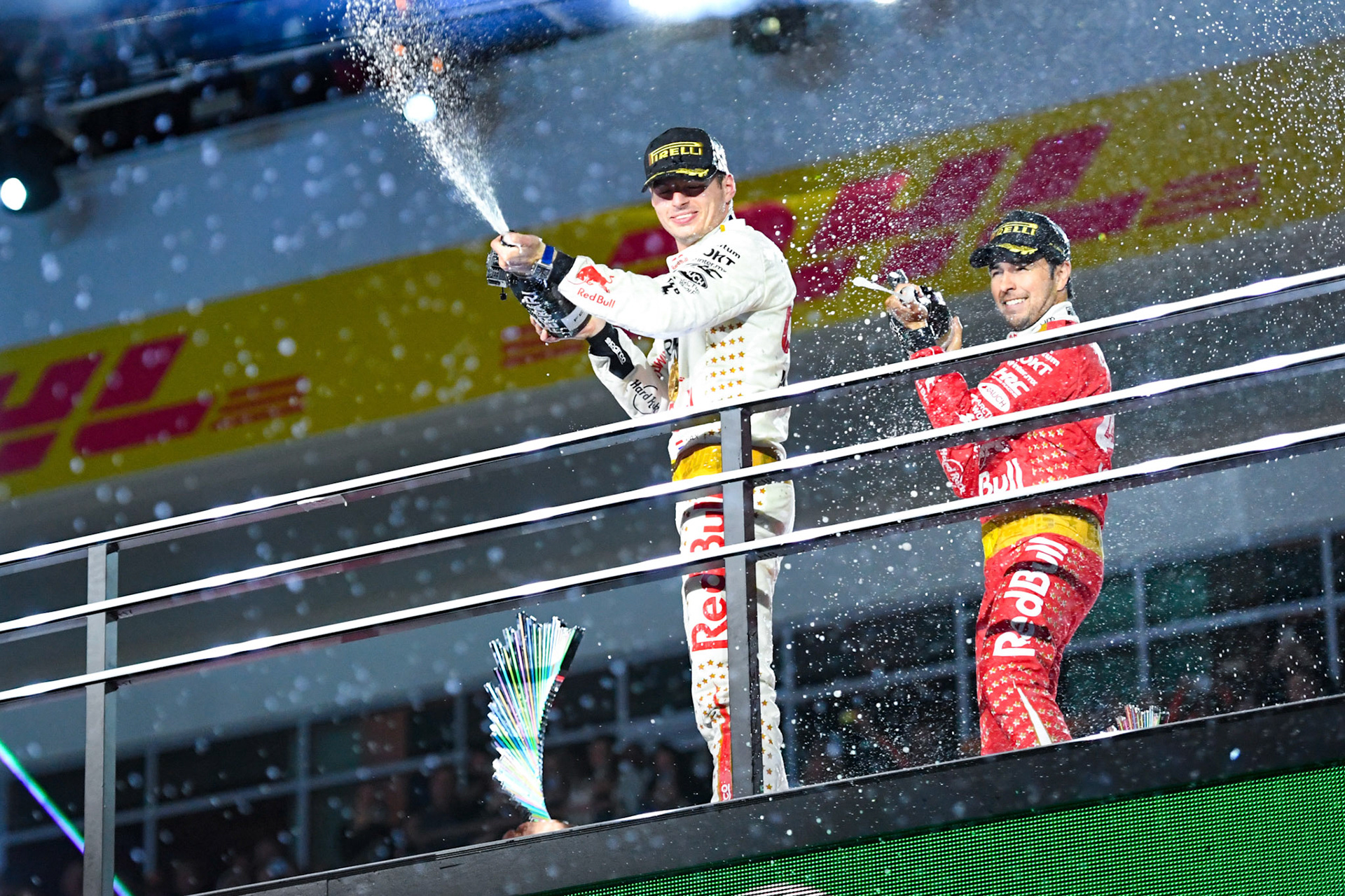 Max Verstappen (NED) Red Bull Racing und Sergio Perez auf dem Podium;Formel 1 GP USA Las Vegas. Sonntag 19.11.2023