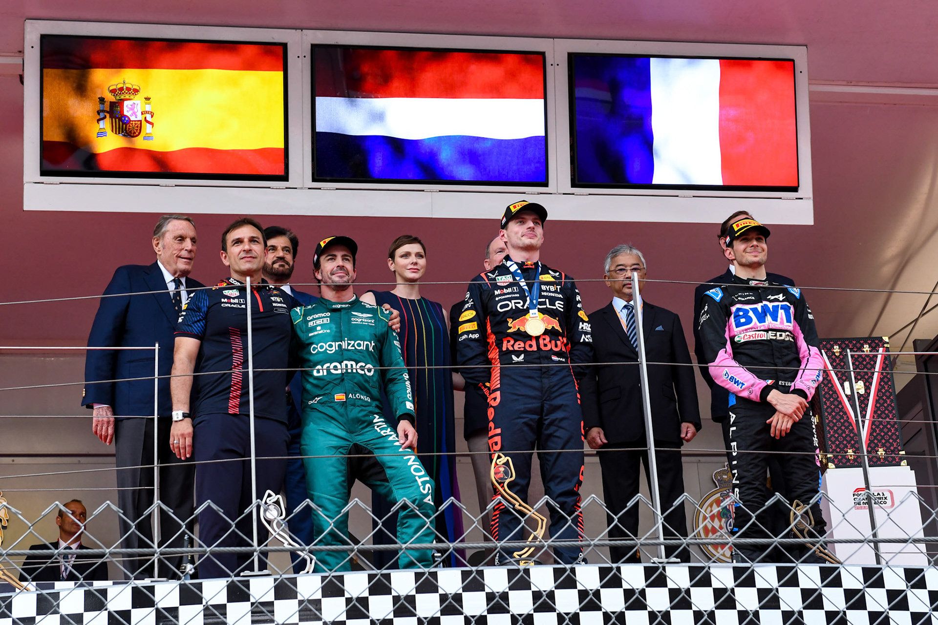 Max Verstappen (NED) Red Bull Racing, Fernando Alonso und Esteban Ocon auf dem Podium; Formel 1 GP Monaco. Sonntag 28.05.2023
