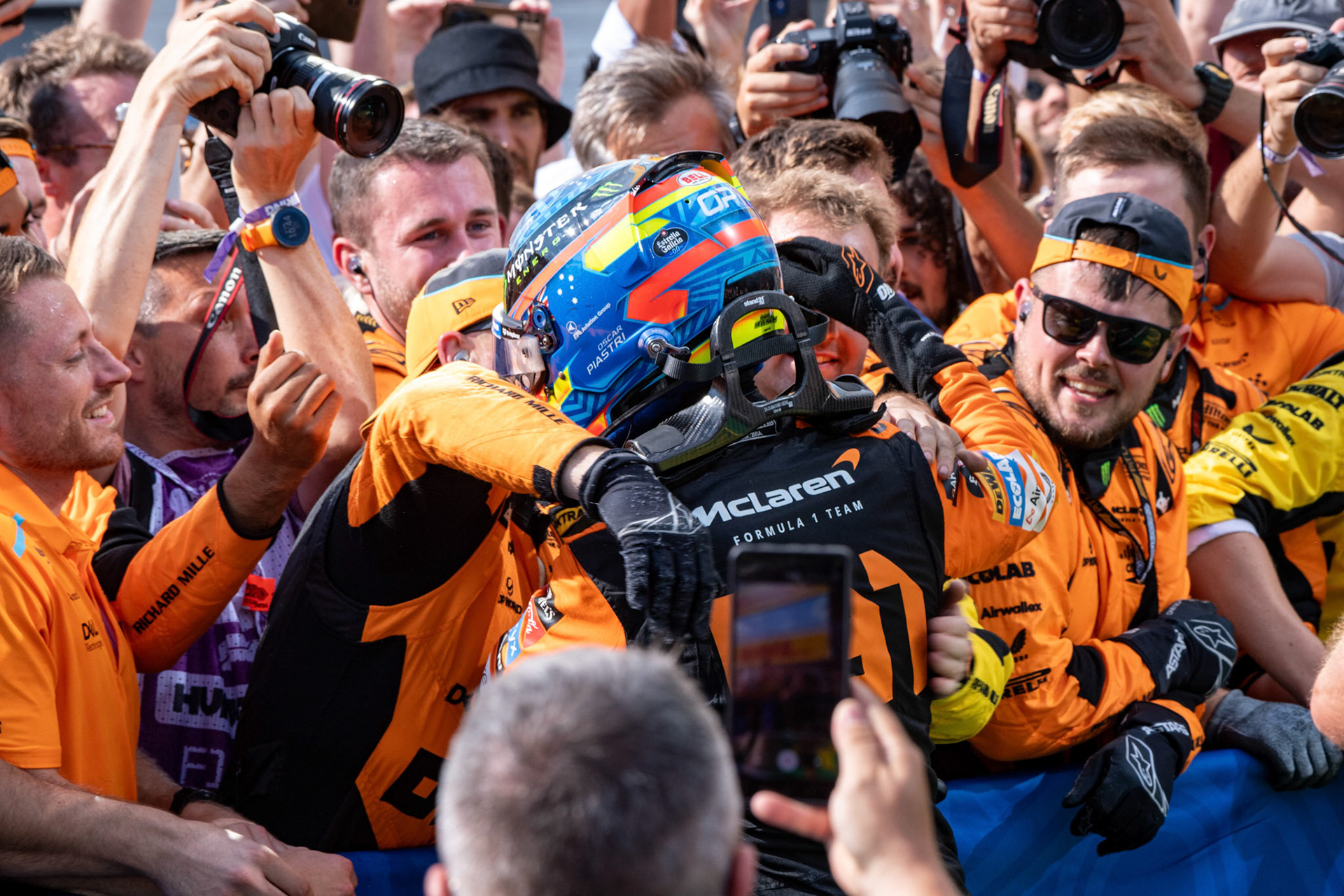 Oscar Piastri #81, McLaren Formula 1 Team beim Siegesjubel;Formel 1 Budapest / Ungarn