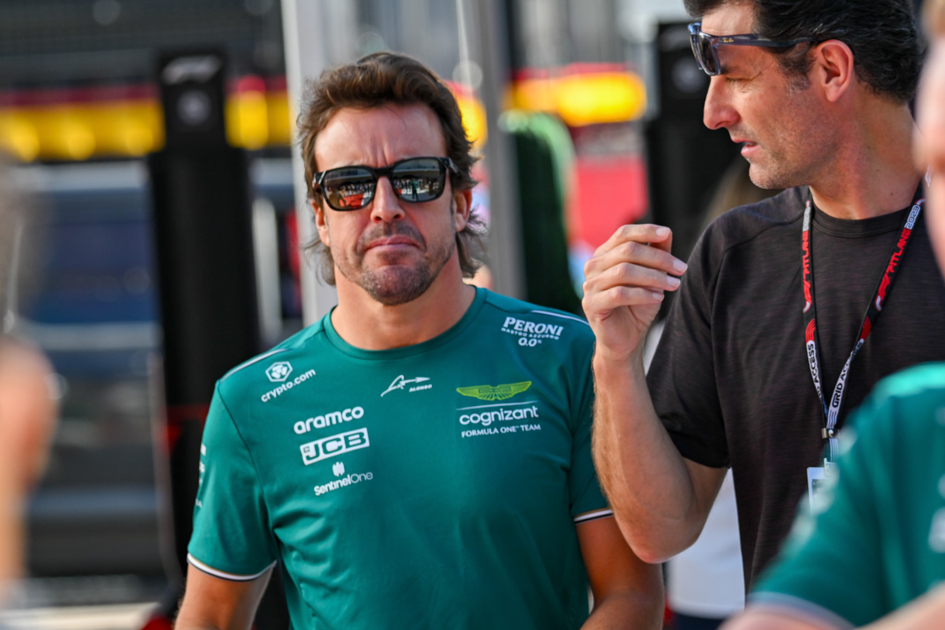 Fernando Alonso (ESP) Aston Martin Formula One Team und Mark Webber; Formel 1 GP USA Austin Texas. Freitag 20.10.2023