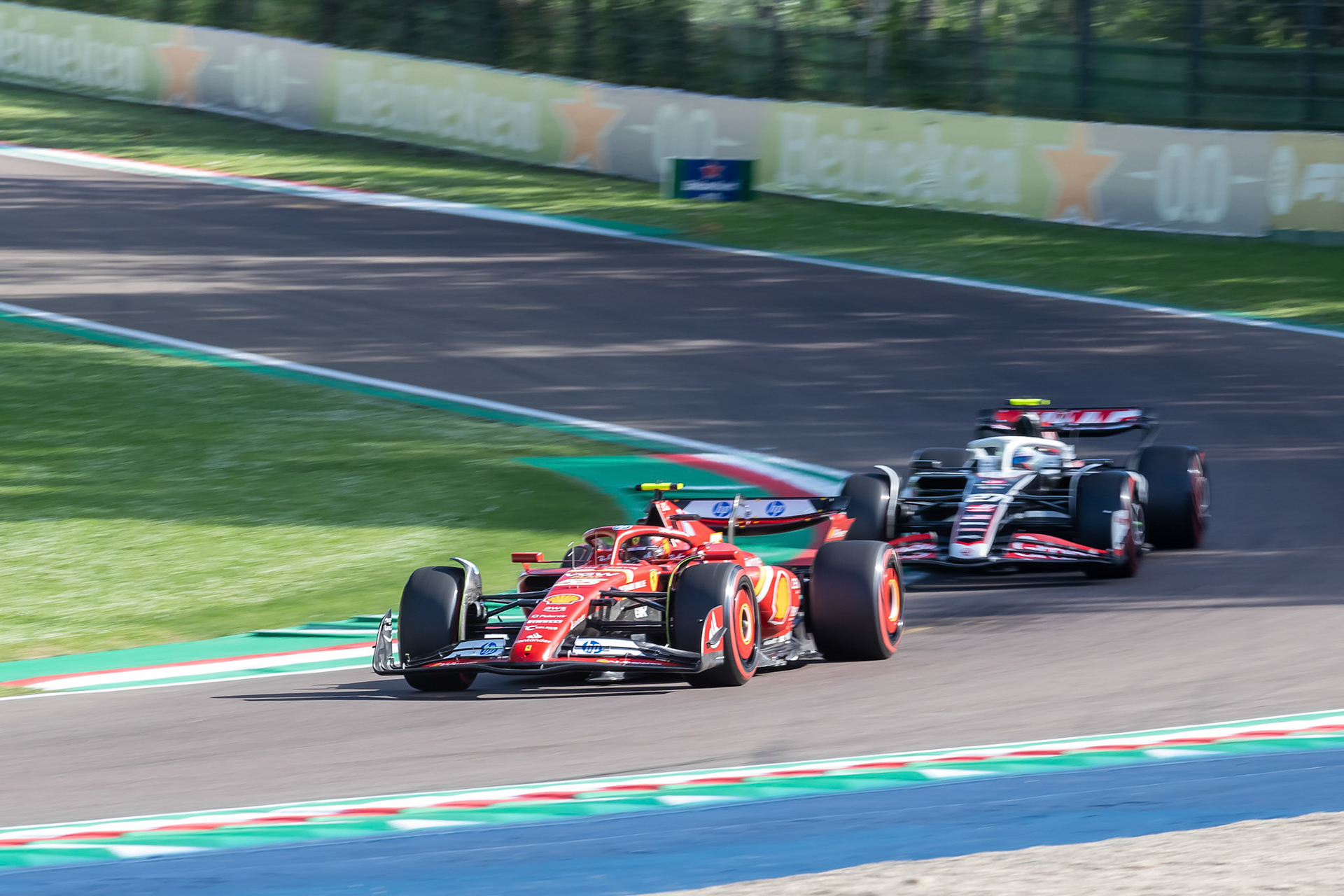 Carlos Sainz #55, Scuderia Ferrari und Nico Hülkenberg #27, MoneyGram Haas F1 Team; F1 GP Imola / Italien Freitag, 17.05.2024