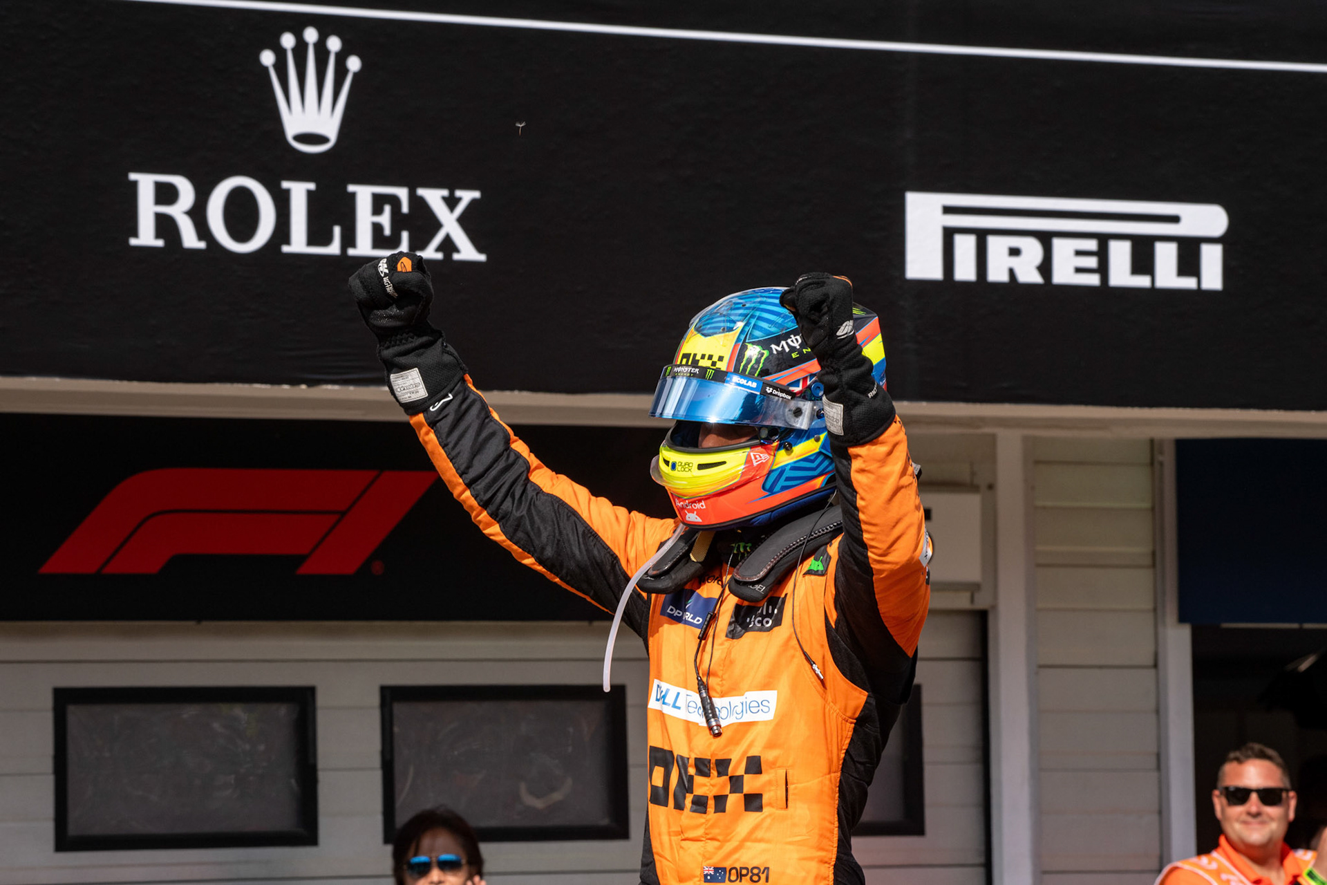 Oscar Piastri #81, McLaren Formula 1 Team beim Siegesjubel;Formel 1 Budapest / Ungarn