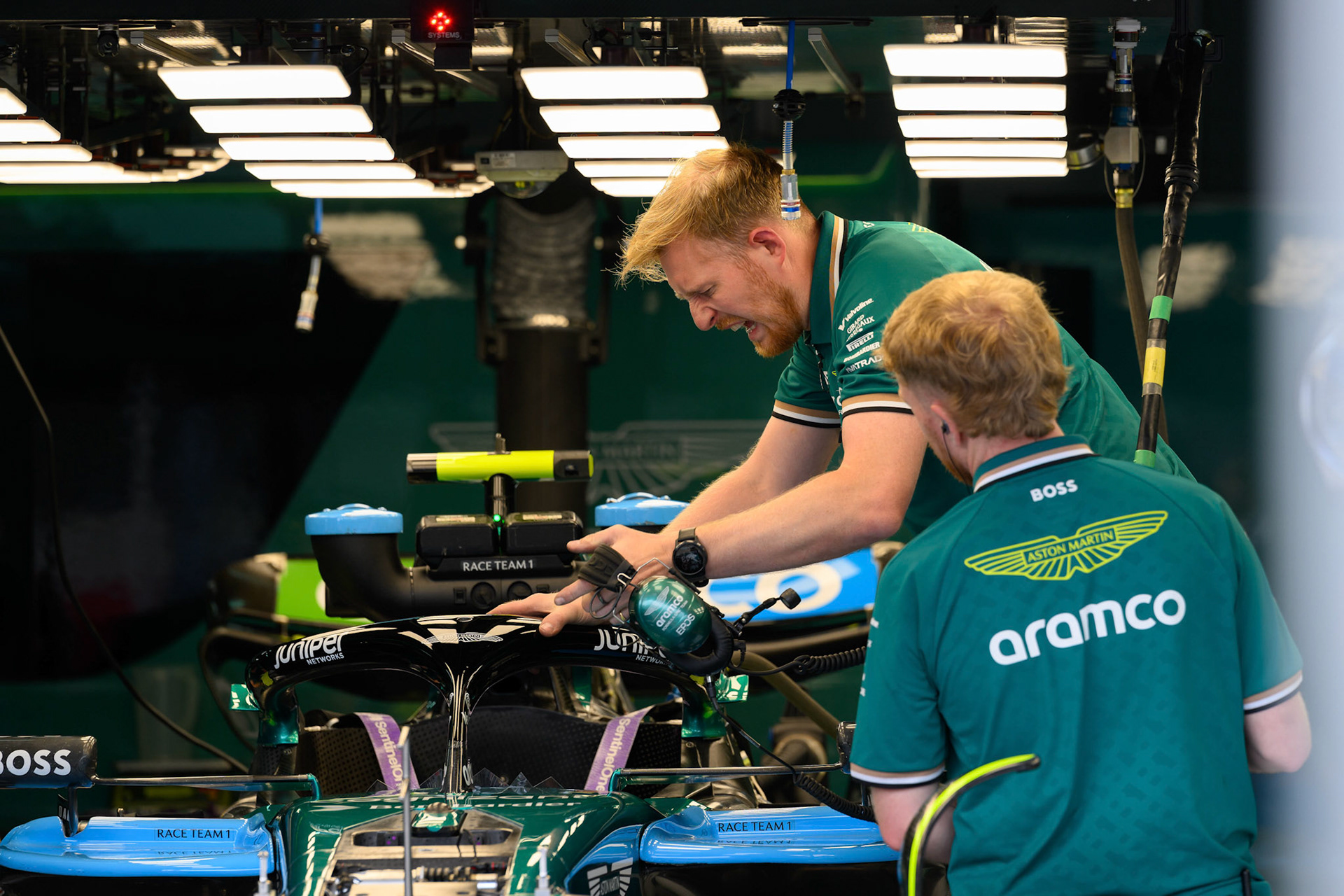 Aston Martin Aramco F1 Team Mechaniker arbeitet am Auto; F1 GP Imola / Italien Donnerstag, 16.05.2024