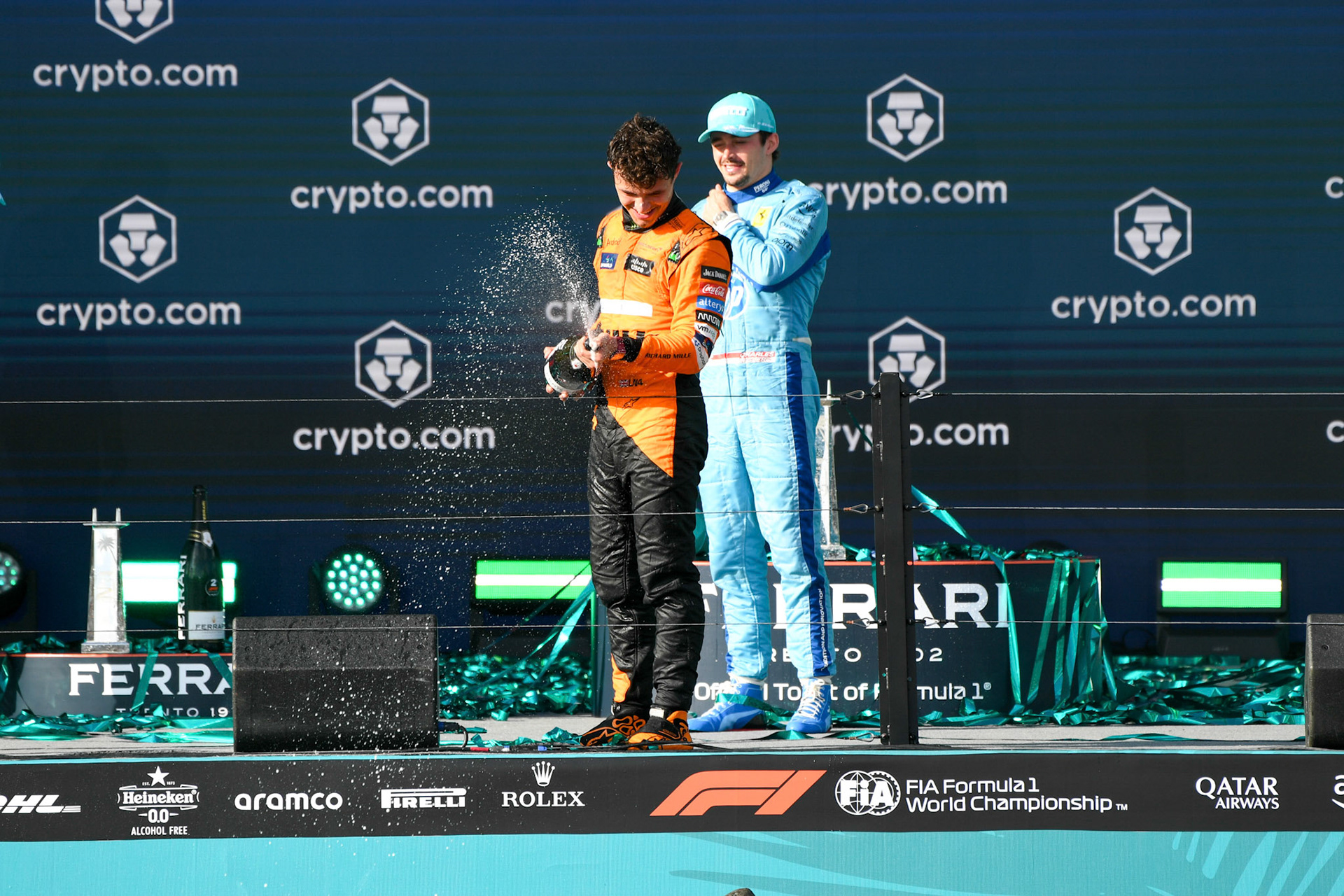 Lando Norris #4, McLaren Formula 1 Team und Charles Leclerc #16, Scuderia Ferrari auf dem Podium; Formel 1 GP Miami / USA. 05.05.2024