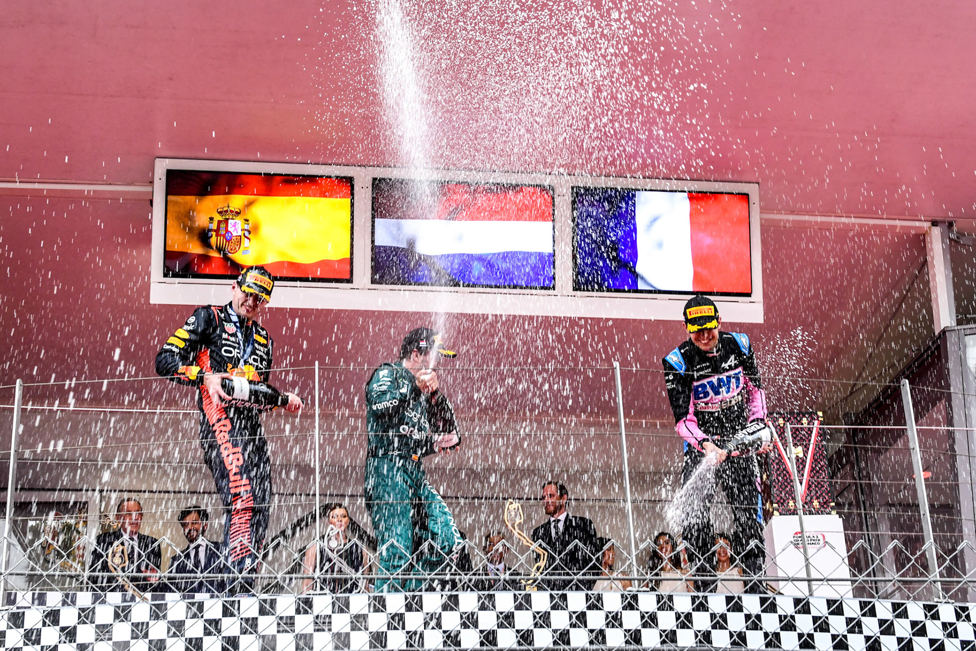 Max Verstappen (NED) Red Bull Racing, Fernando Alonso und Esteban Ocon auf dem Podium; Formel 1 GP Monaco. Sonntag 28.05.2023