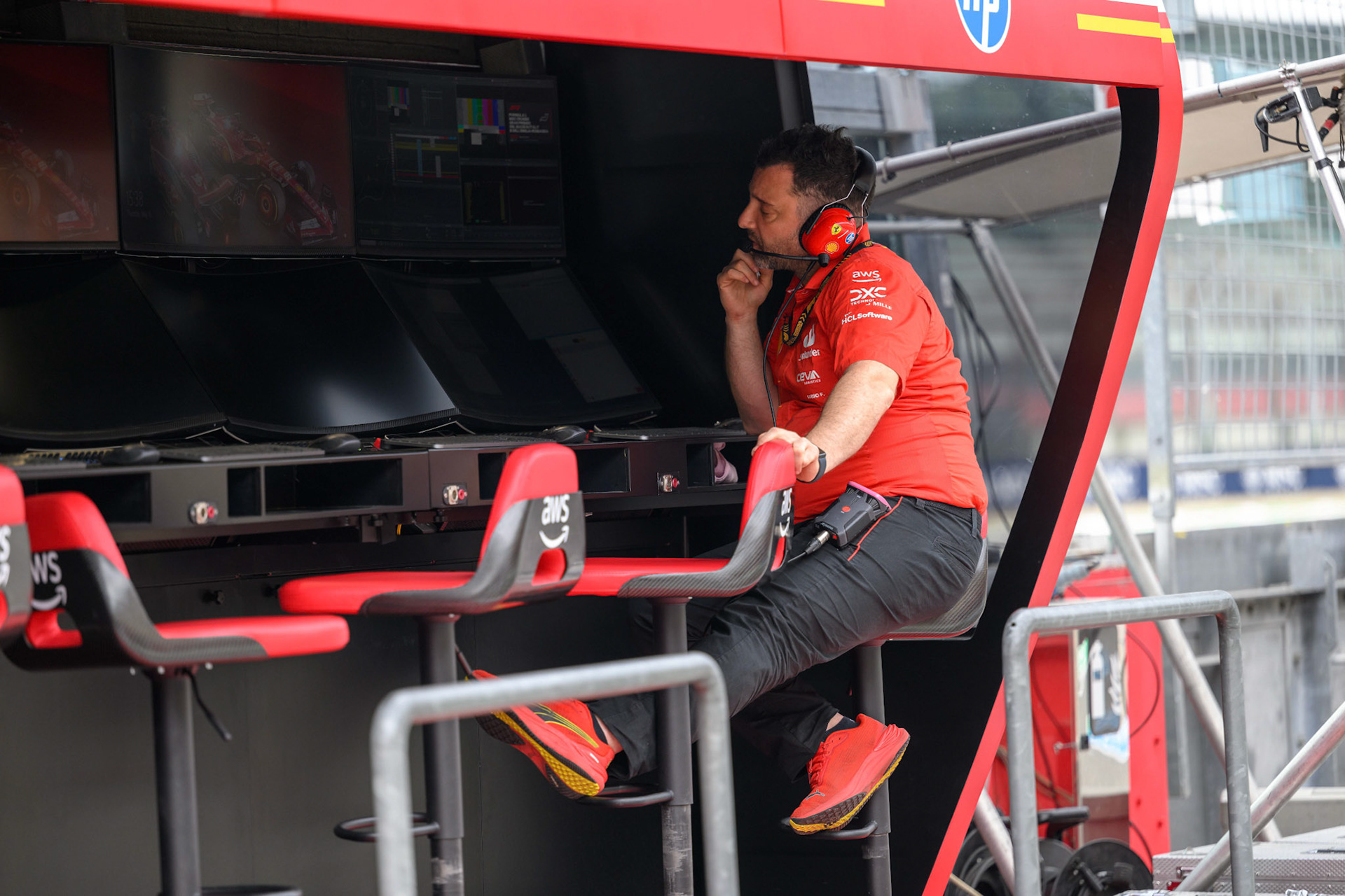 Scuderia Ferrari Mechaniker am Kommandostand; F1 GP Imola / Italien Donnerstag, 16.05.2024