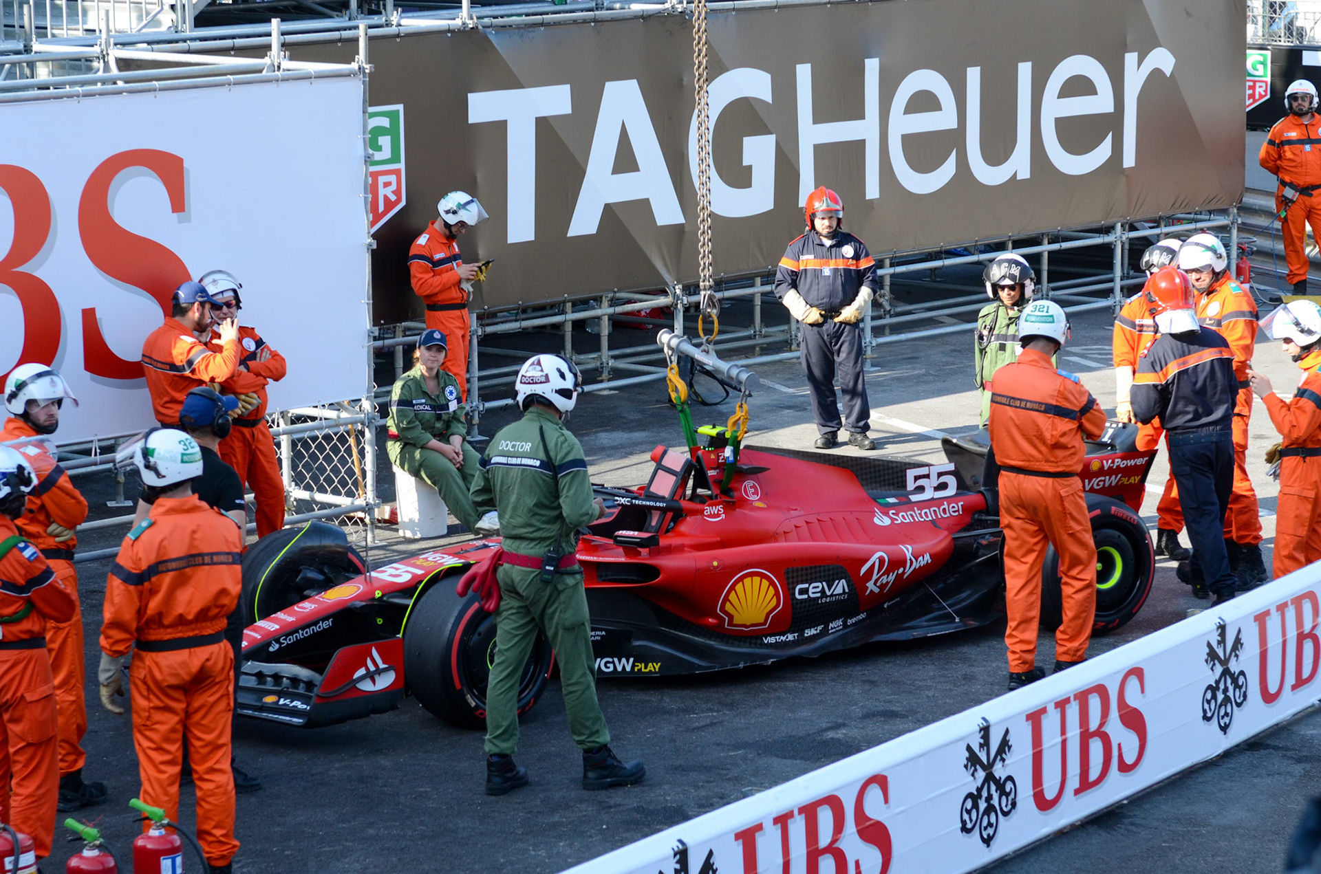 Carlos Sainz (ESP) Scuderia Ferrari gecrashtes Auto; Formel 1 GP Monaco. Freitag 26.05.2023