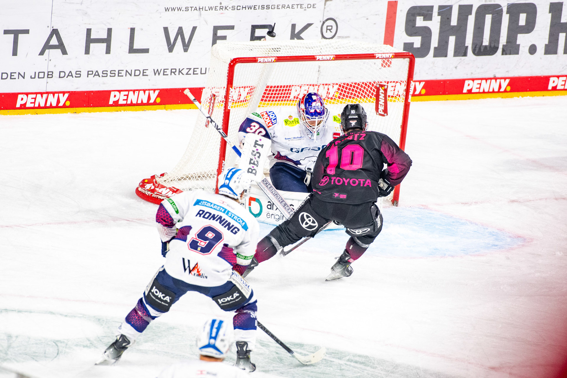 Justin Schuetzt beim Torschuss; DEL Kölner Haie - Eisbaeren Berlin, 06.10.2023