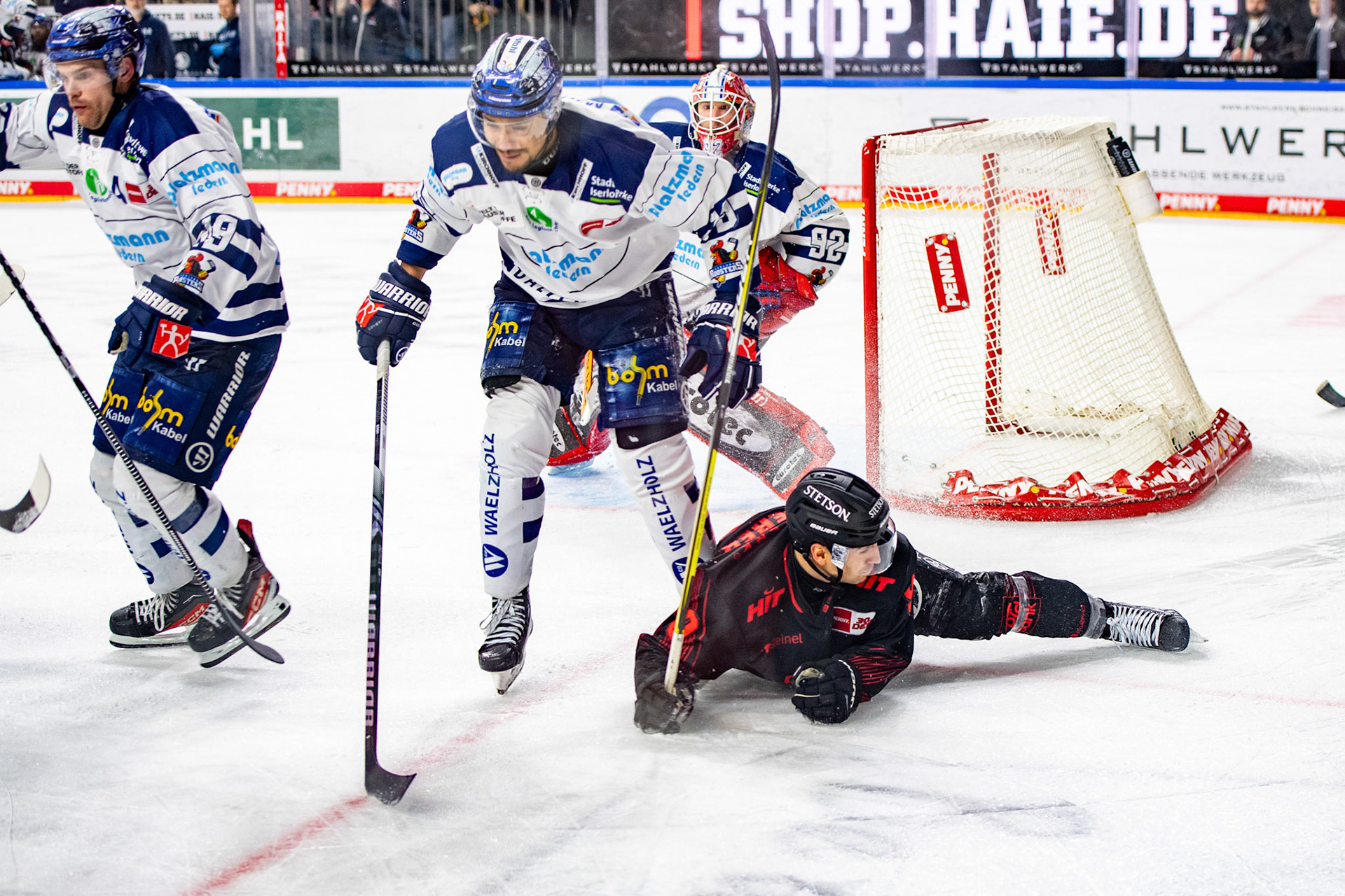 Maximilian Kammerer geht zu Boden; DEL Kölner Haie - Iserlohn Roosters, 13.02.2024