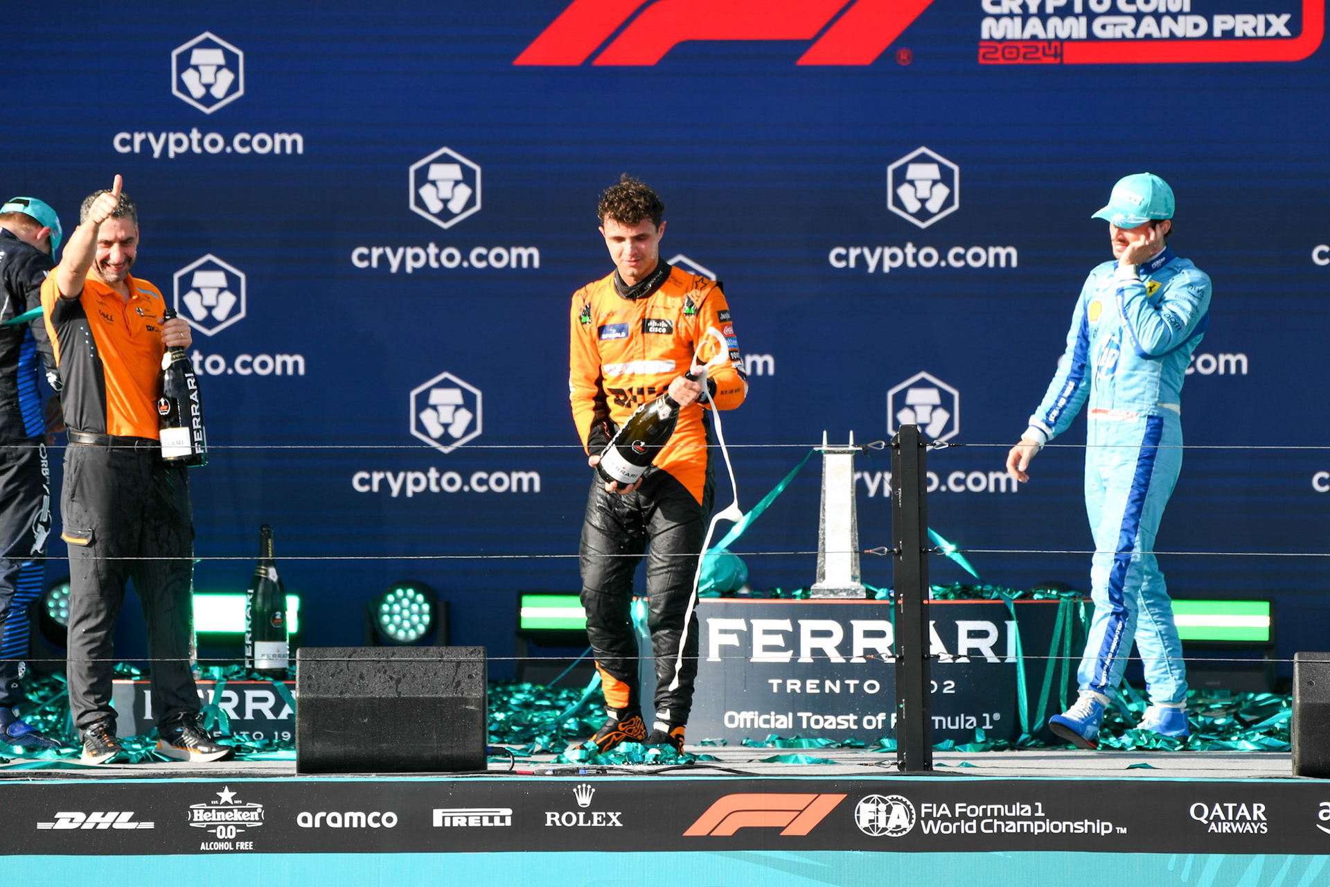 Andrea Stella, Lando Norris #4, McLaren Formula 1 Team und Charles Leclerc #16, Scuderia Ferrari auf dem Podium; Formel 1 GP Miami / USA. 05.05.2024