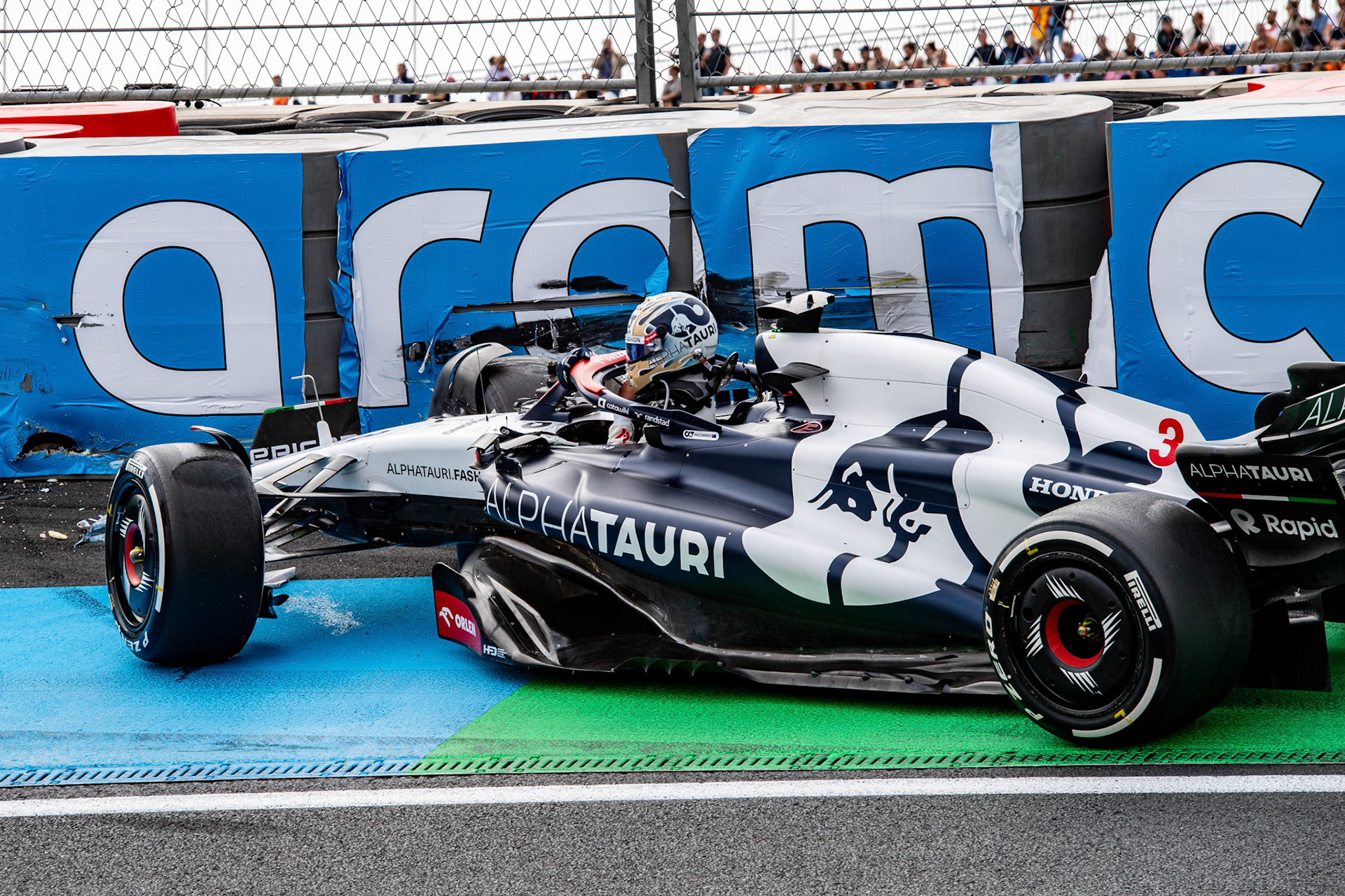Unfall zwischen Daniel Ricciardo und Oscar Piastri in FP2; Formel 1 GP Holland / Zandvoort. Freitag, 25.08.2023