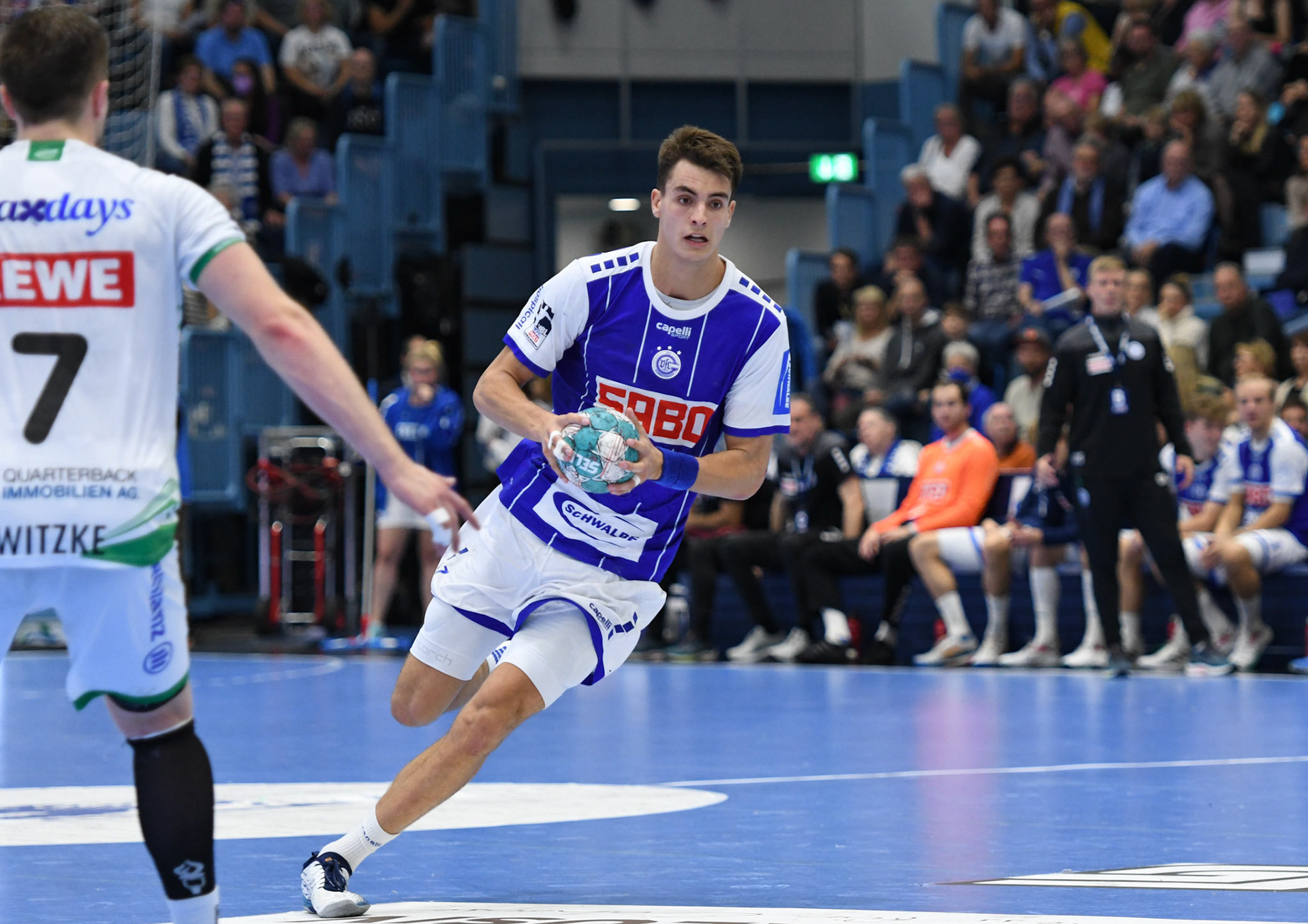 Julian Köster #7; Handball Bundesliga; VfL Gummersbach - SCDHFK Leipzig 09.10.2022