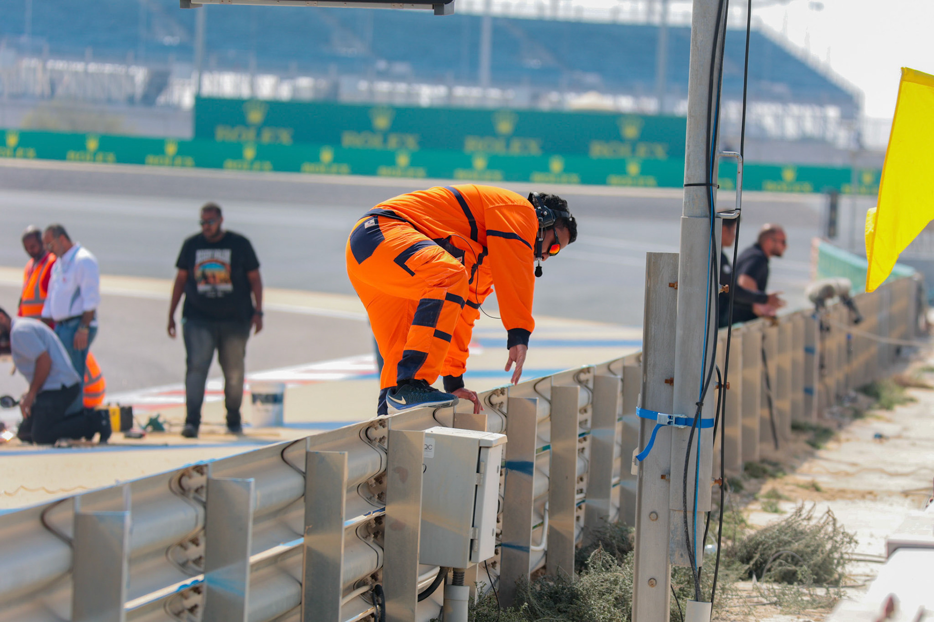 Streckenreparatur in Bahrain; Formel 1 Pre-Season Tests Bahrain. Freitag, 23.02.2024