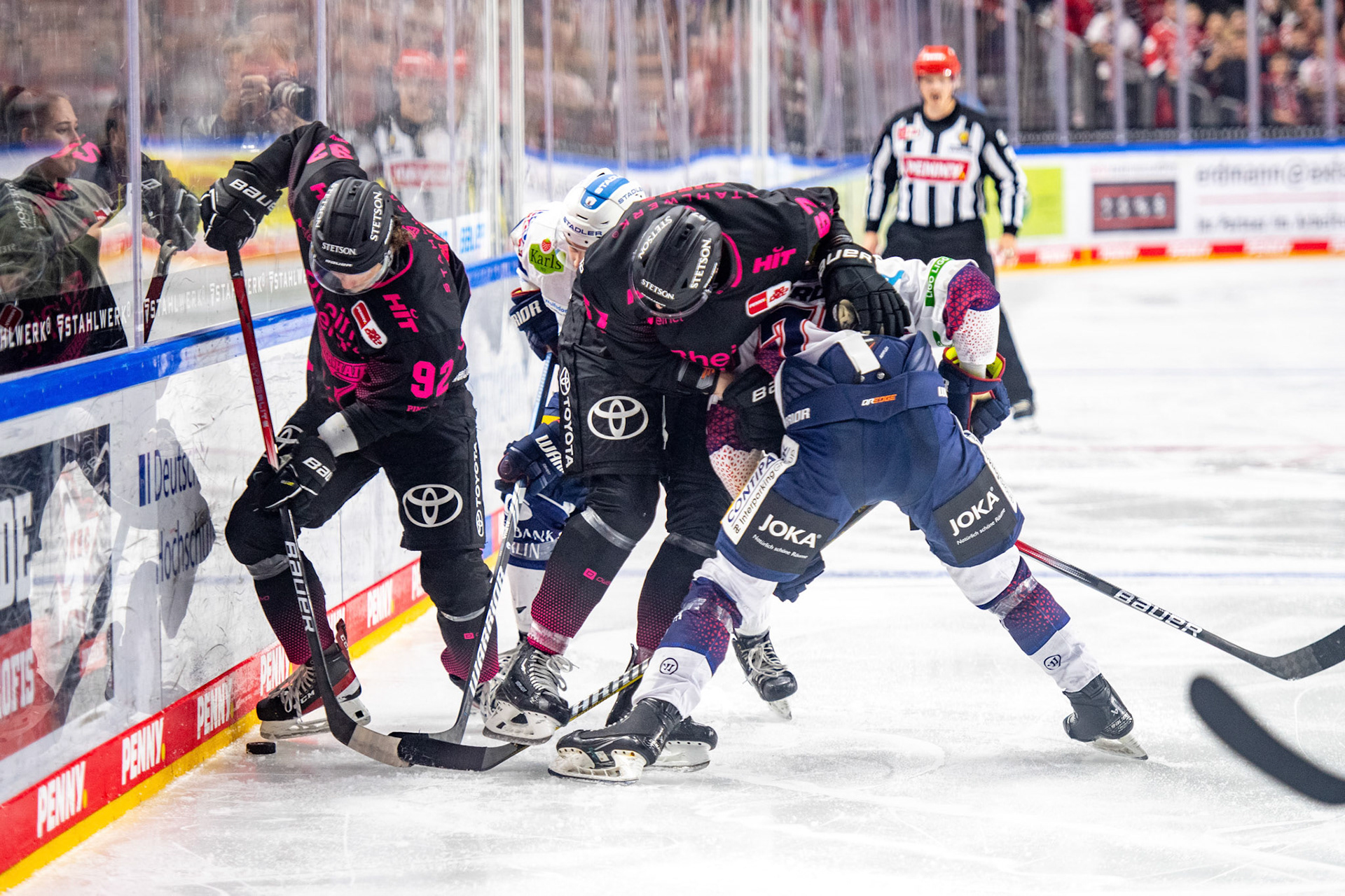 Stanislav Dietz und Hakon Haenelt; DEL Kölner Haie - Eisbaeren Berlin, 06.10.2023