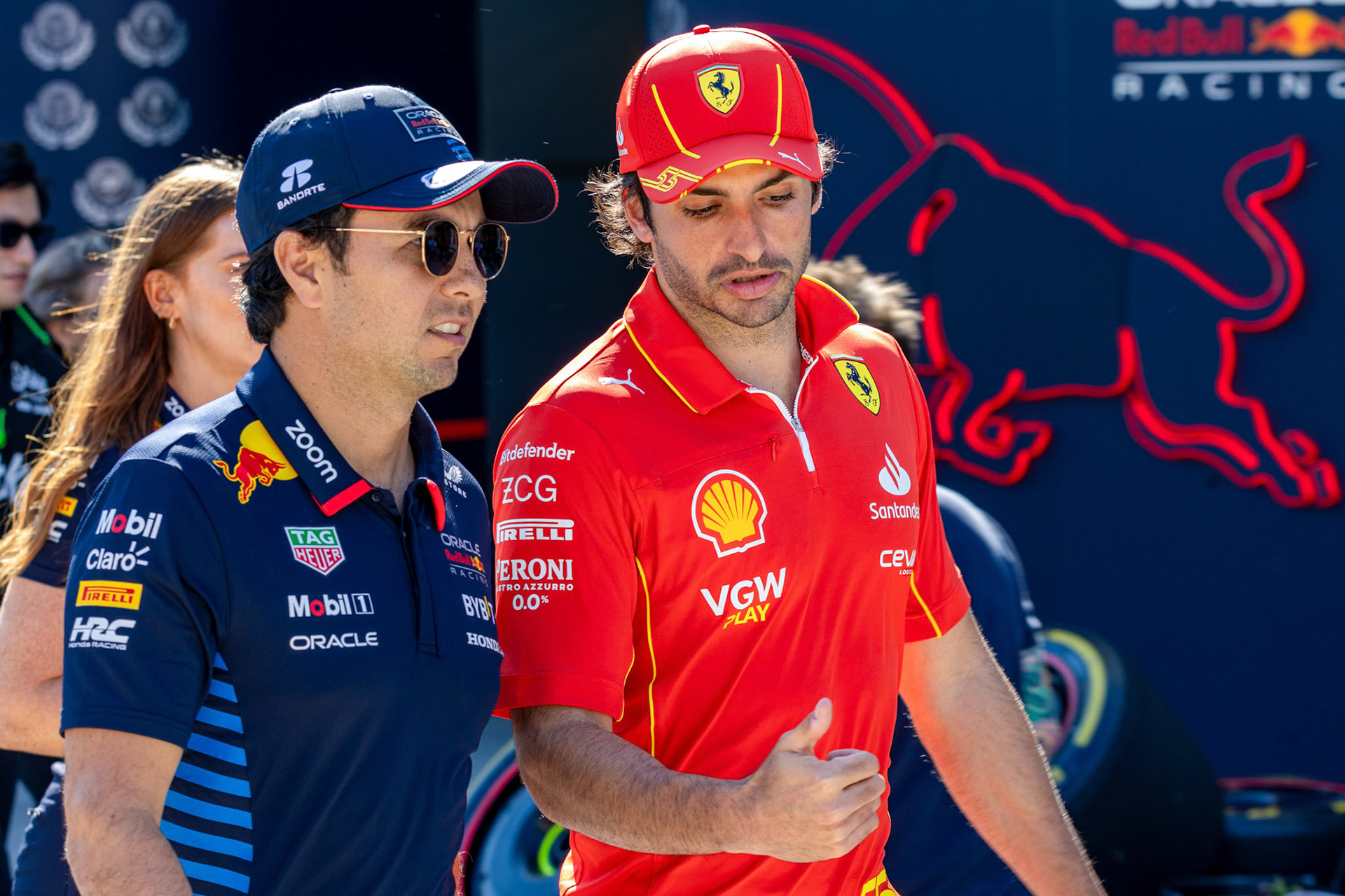 Sergio Perez #11, Oracle Red Bull Racing, Carlos Sainz #55, Scuderia Ferrari; Formel 1 Pre-Season Tests Bahrain. Mittwoch, 21.02.2024