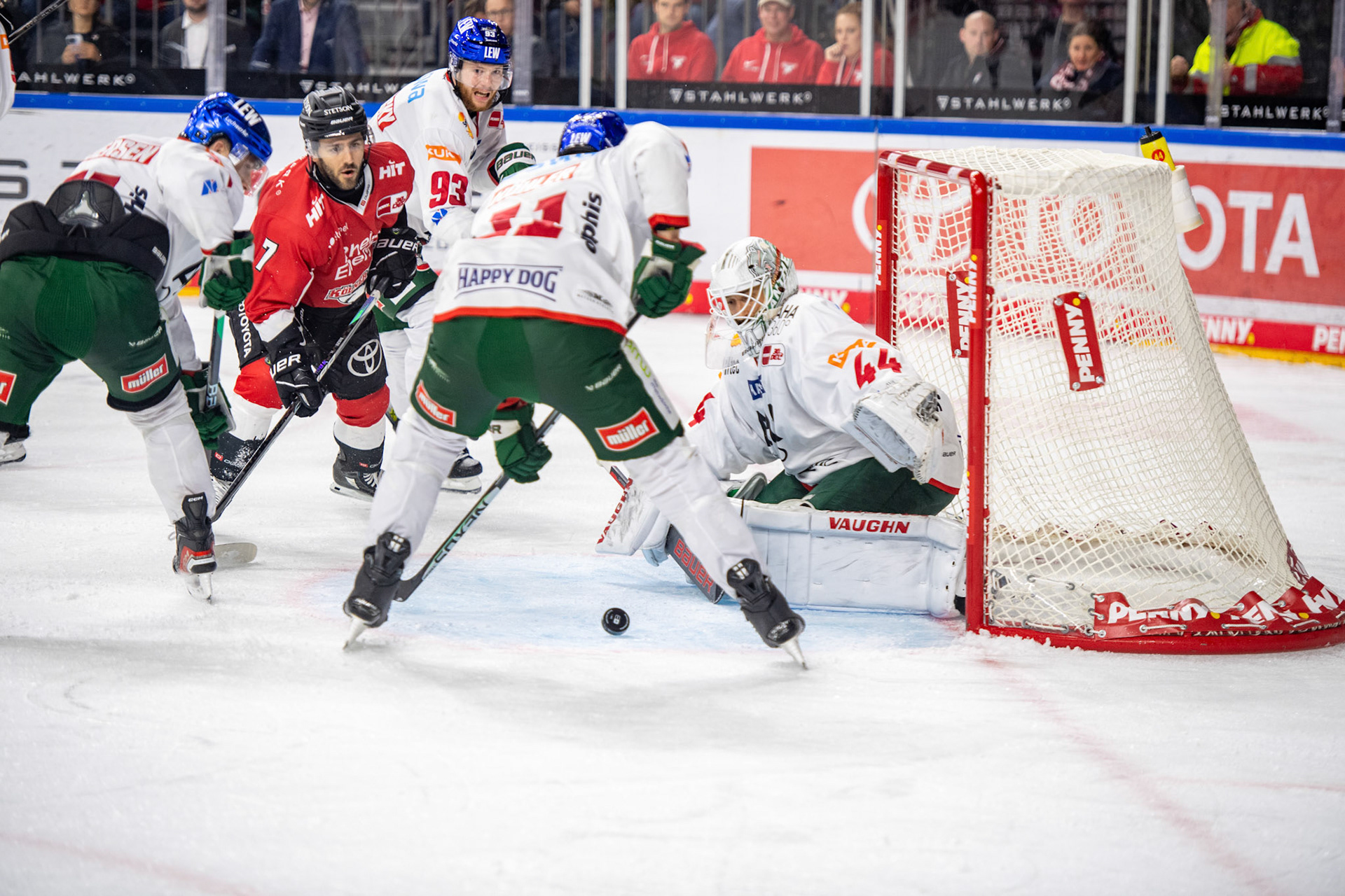 Nicholas Bailen beim Torschuss; DEL Kölner Haie - Augsburger Panther, 19.11.2023