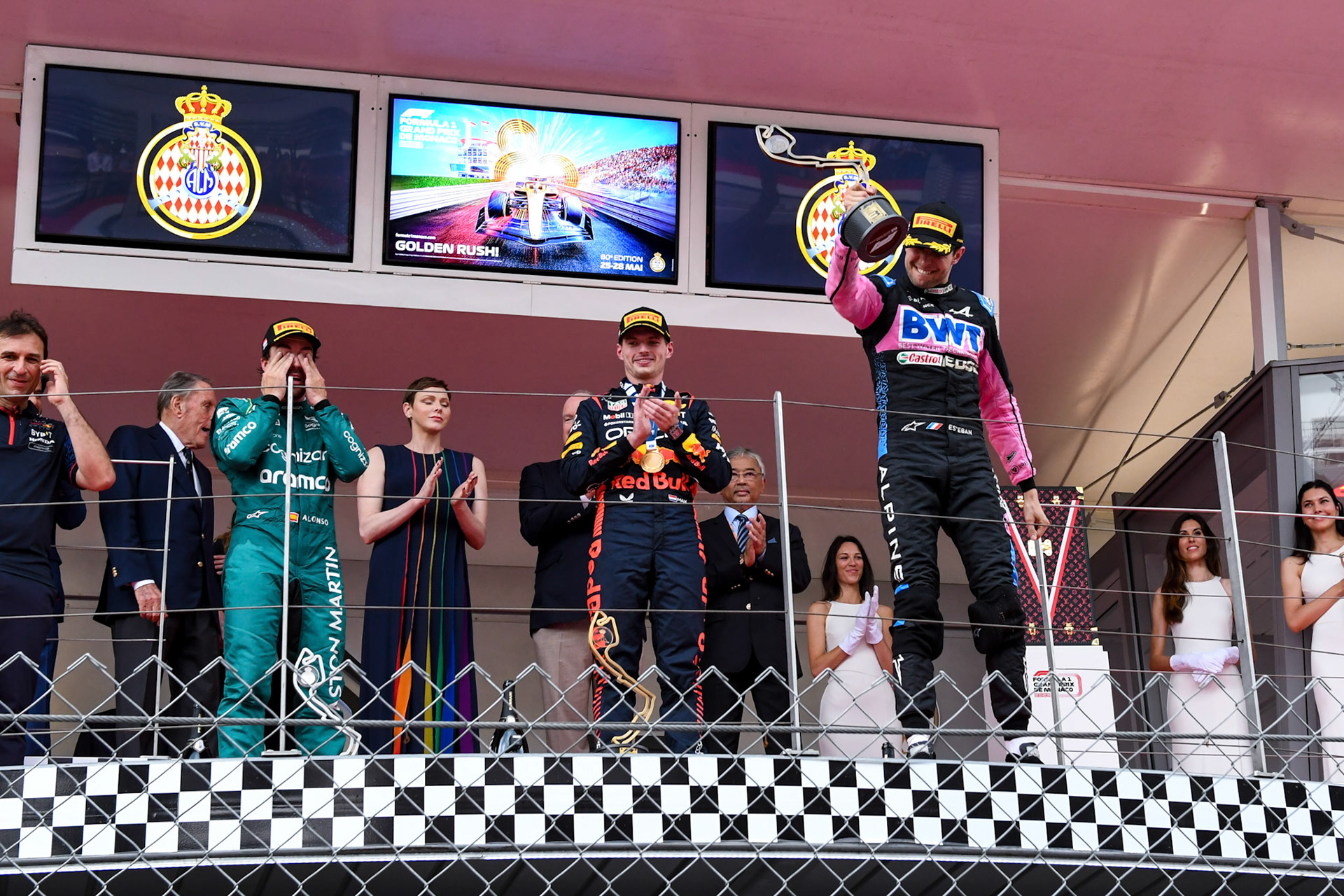 Max Verstappen (NED) Red Bull Racing, Fernando Alonso und Esteban Ocon auf dem Podium; Formel 1 GP Monaco. Sonntag 28.05.2023