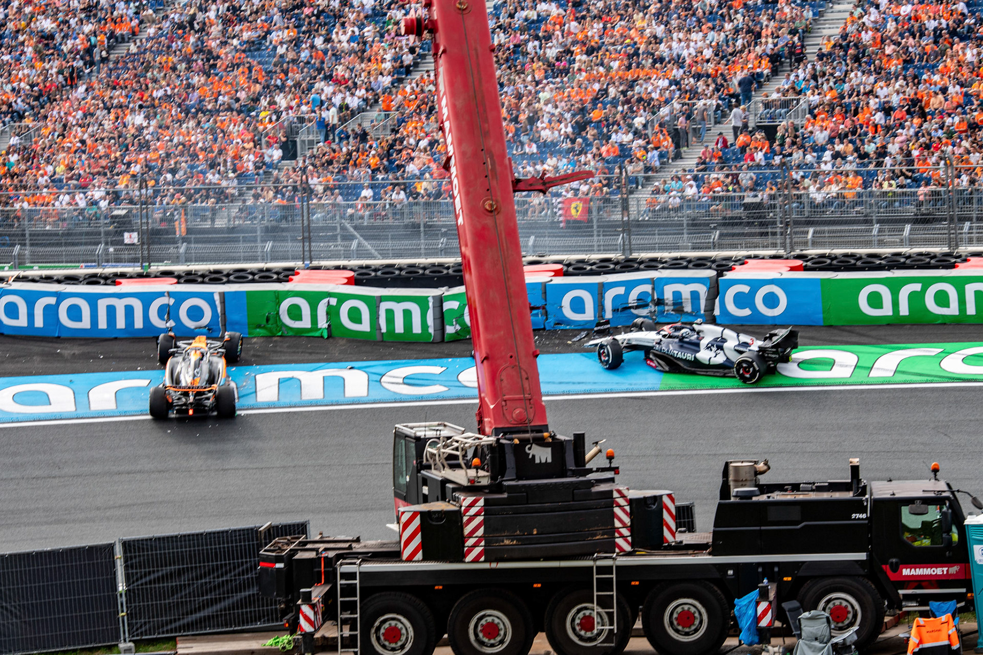 Unfall zwischen Daniel Ricciardo und Oscar Piastri in FP2; Formel 1 GP Holland / Zandvoort. Freitag, 25.08.2023