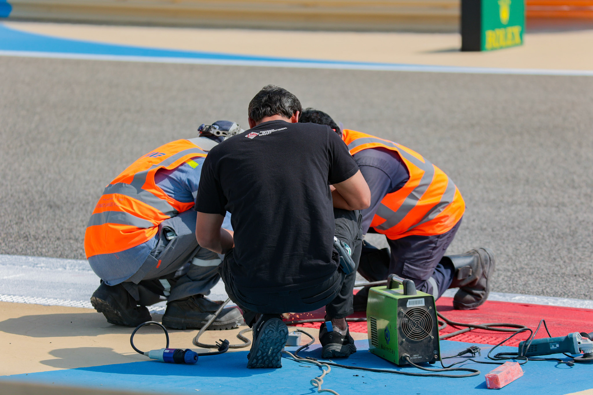 Streckenreparatur in Bahrain; Formel 1 Pre-Season Tests Bahrain. Freitag, 23.02.2024