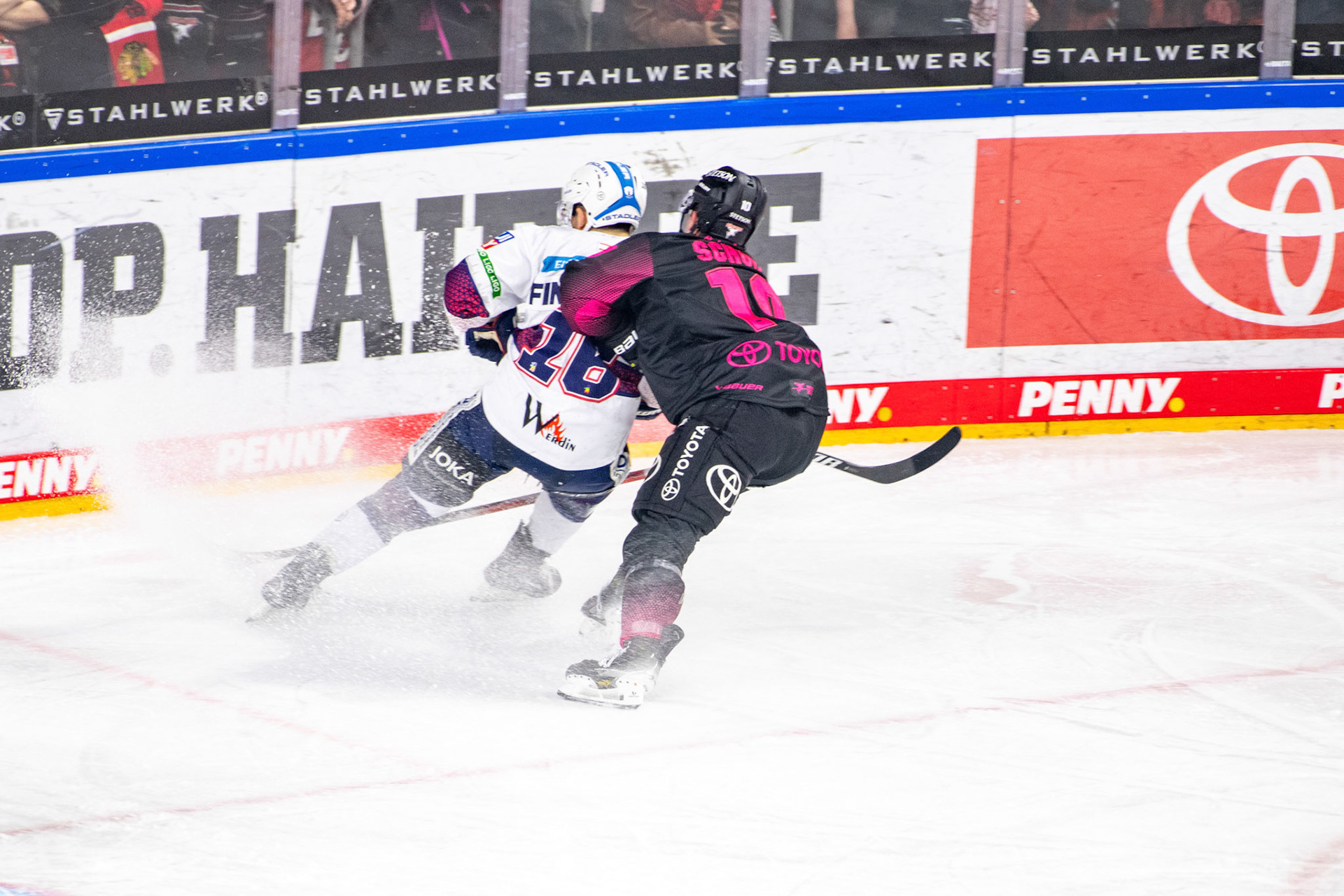 Justin Schuetz im Zweikampf mit Ben Finkelstein; DEL Kölner Haie - Eisbaeren Berlin, 06.10.2023