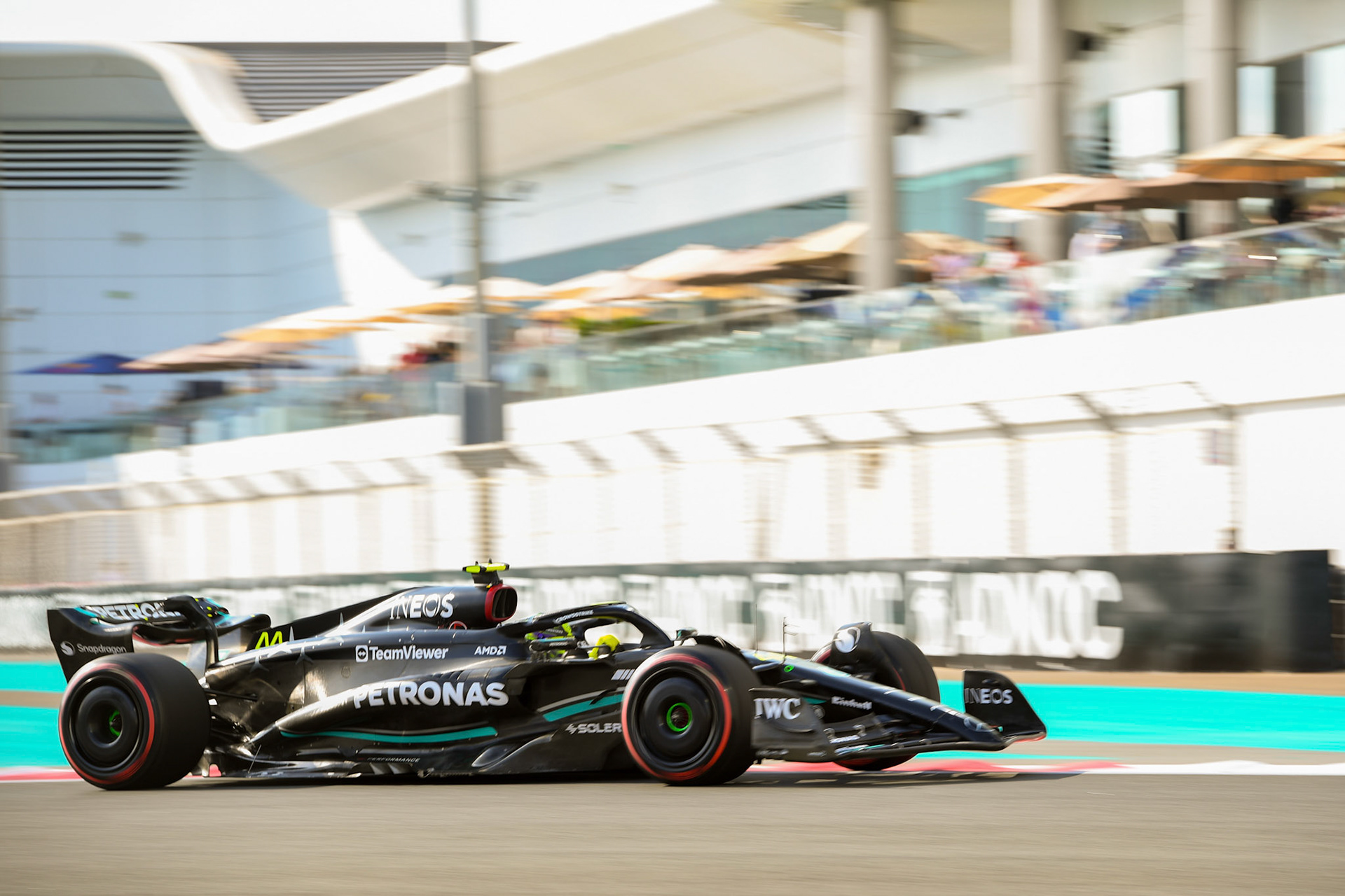 Lewis Hamilton (GBR) Mercedes AMG F1 Team; Formel 1 GP Abu Dhabi. Samstag 25.11.2023