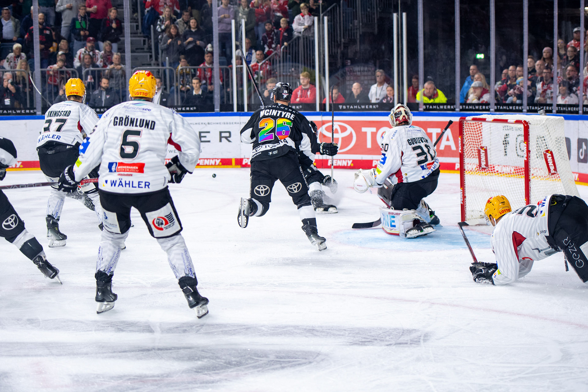 David Mcintyre; DEL Kölner Haie - Bremerhaven Fischtown Pinguins, 01.11.2023
