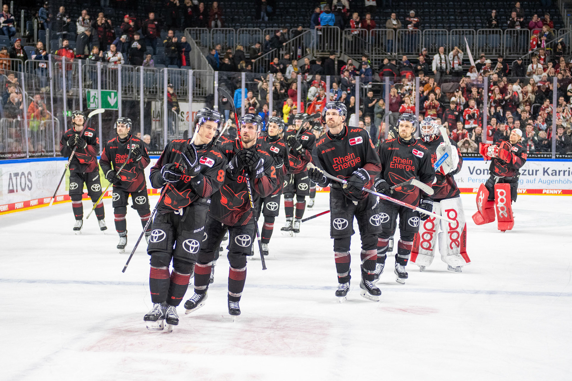 Die Kölner Haie nach der Niederlage gegen die Iserlohn Roosters; DEL Kölner Haie - Iserlohn Roosters, 02.01.2024