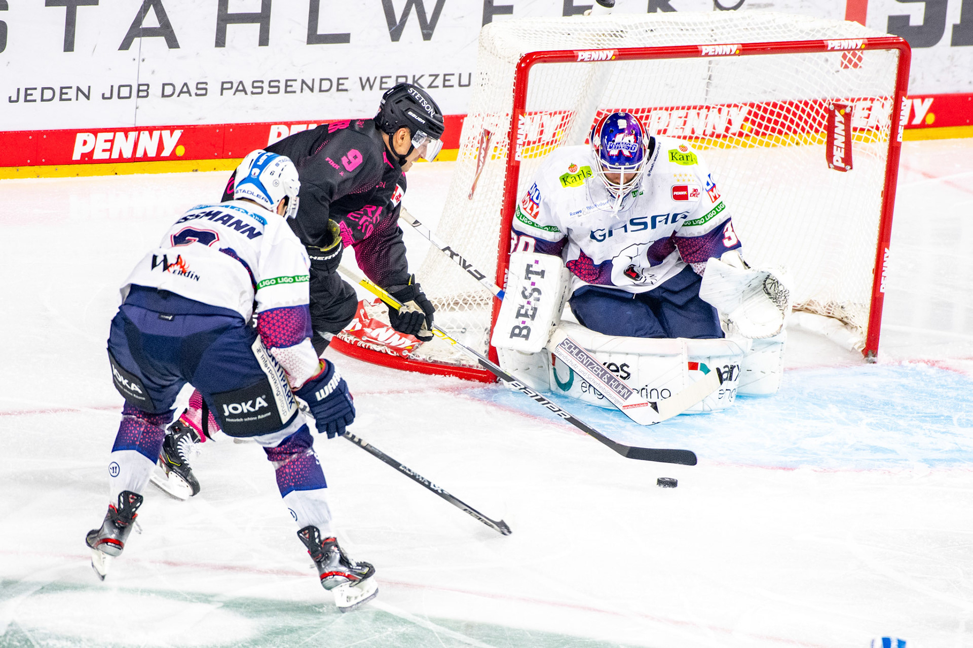 Frederik Storm beim Torschuss; DEL Kölner Haie - Eisbaeren Berlin, 06.10.2023