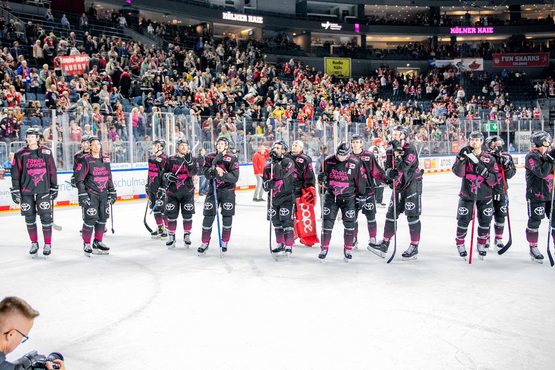 Enttäuschte Koelner Haie; DEL Kölner Haie - Eisbaeren Berlin, 06.10.2023