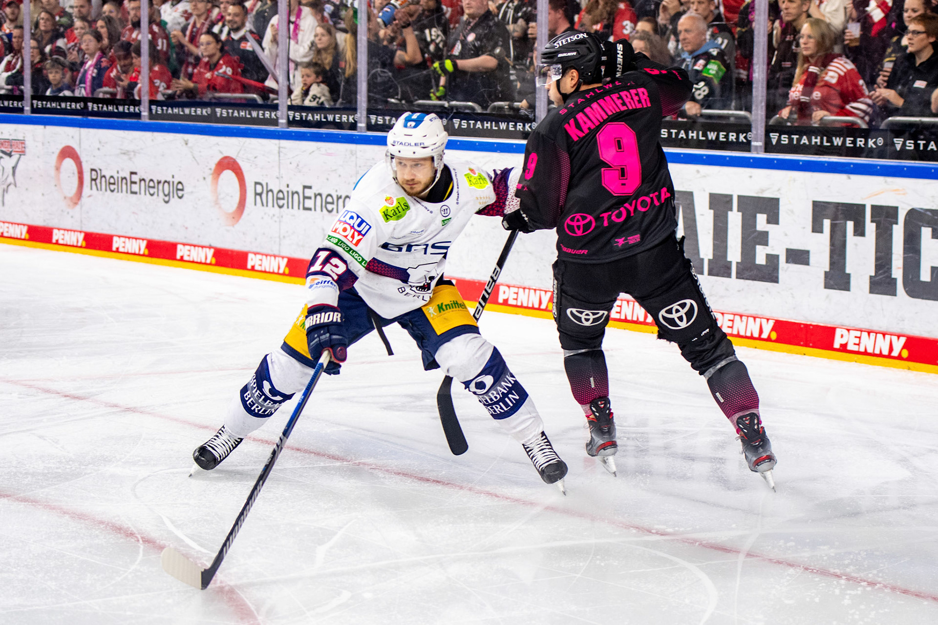 Eric Mik im Zweikampf mit Maximilian Kammerer; DEL Kölner Haie - Eisbaeren Berlin, 06.10.2023