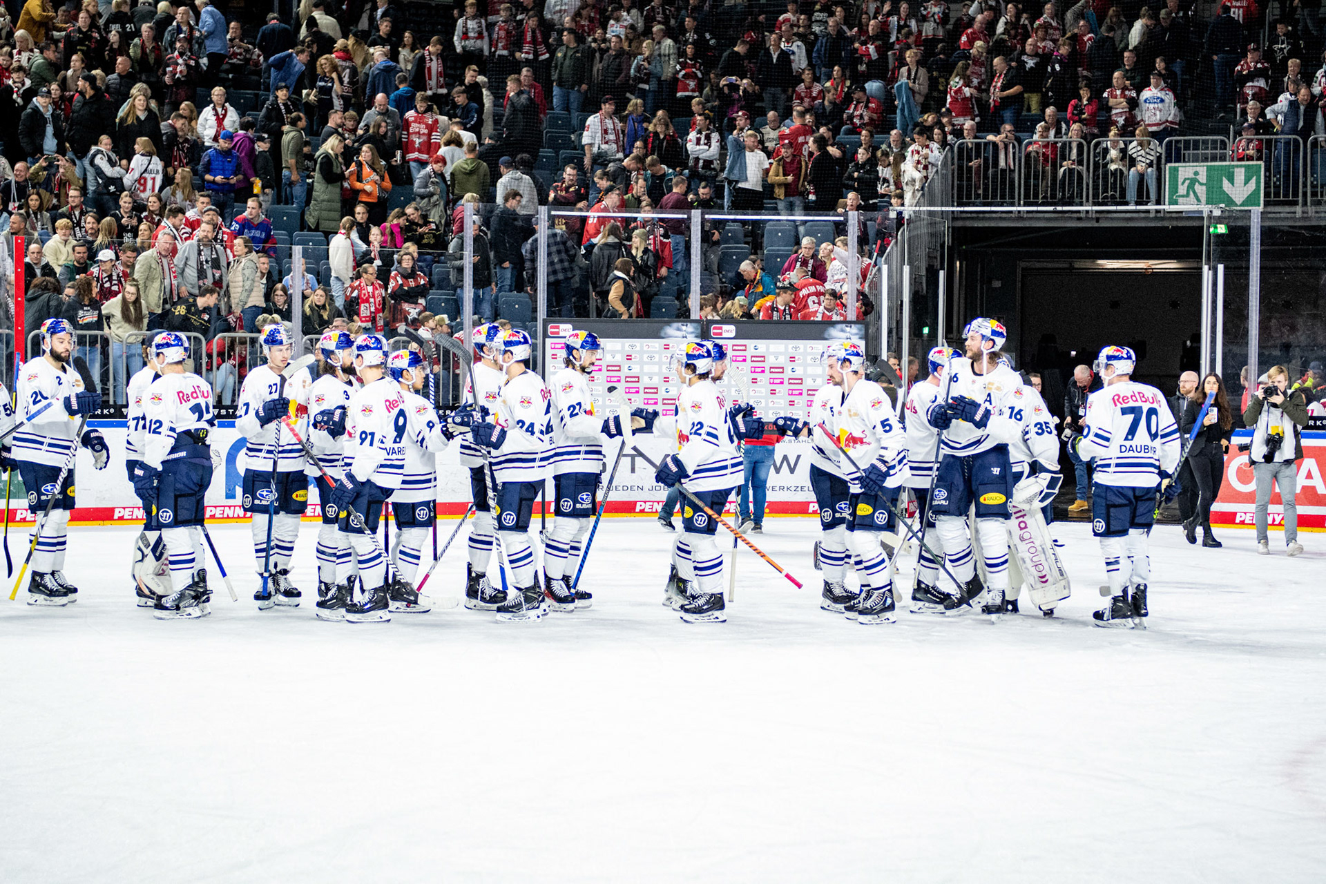 Red Bull München feiert den Sieg gegen die Kölner Haie; DEL Kölner Haie - EHC Red Bull München, 27.10.2023